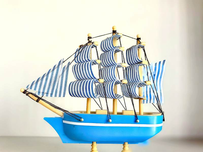 蓝色帆船模型（一帆风顺）图片