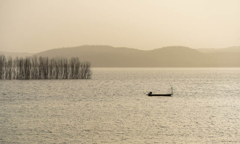 孤舟远山图图片