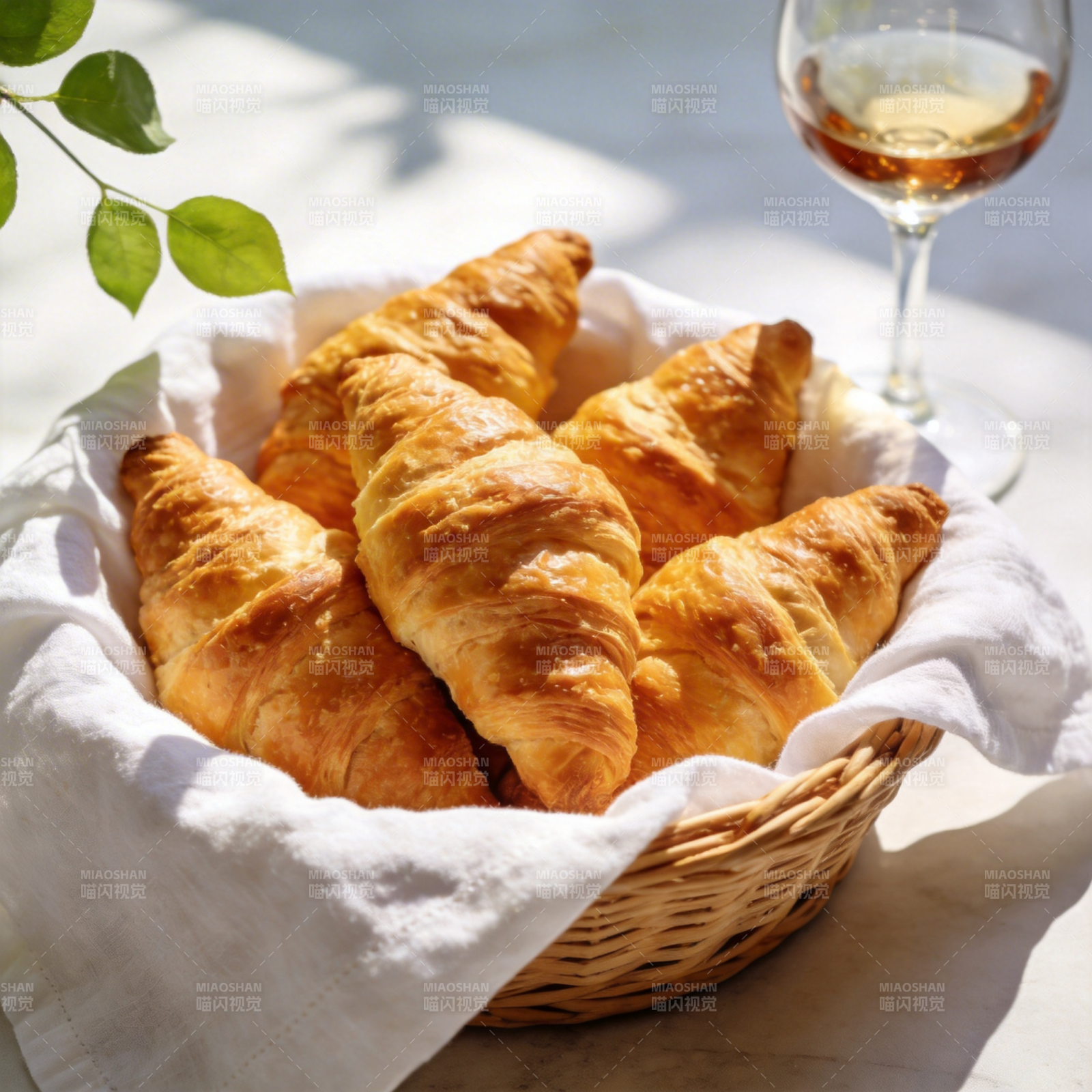 阳光下的法式羊角面包图片