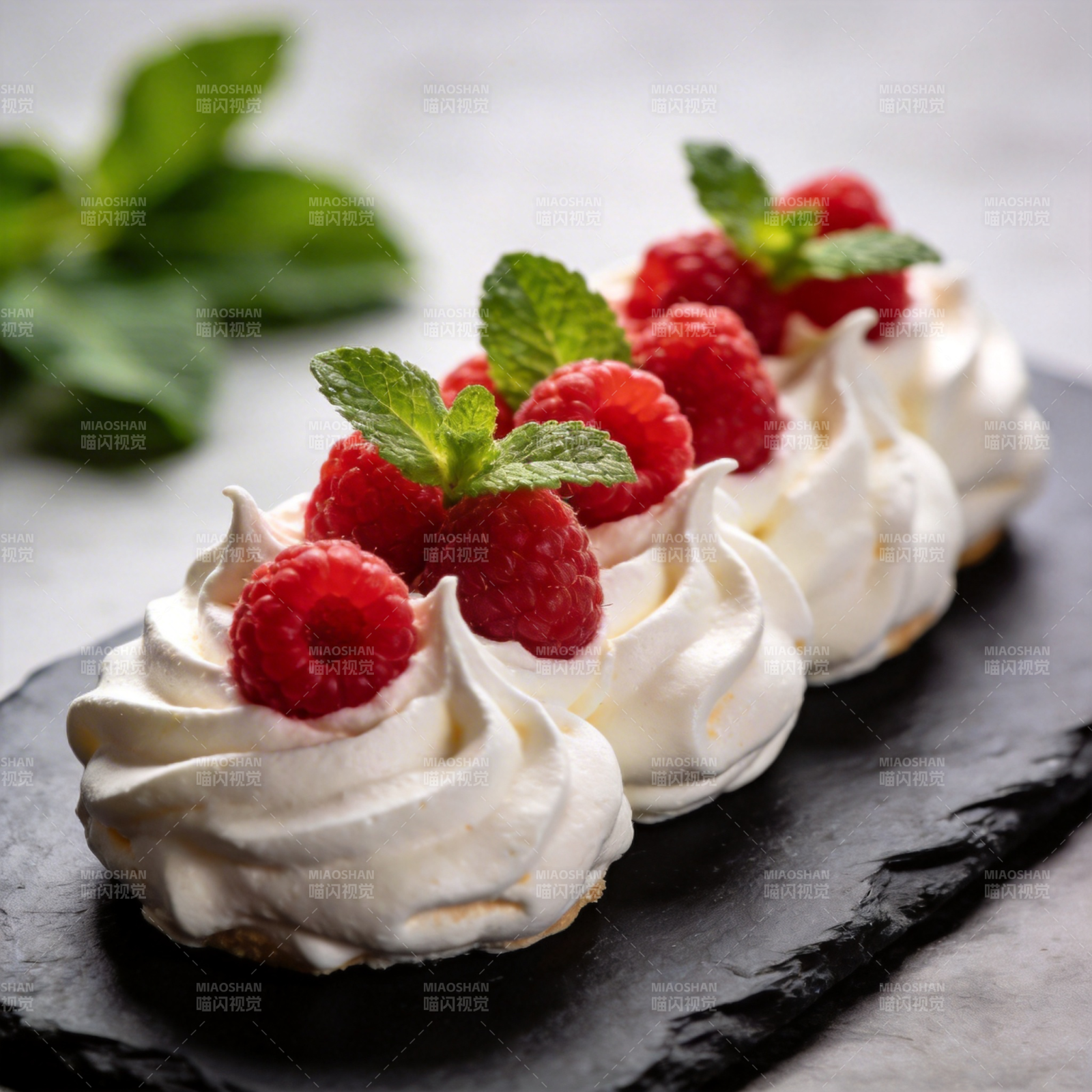 覆盆子奶油甜点图片