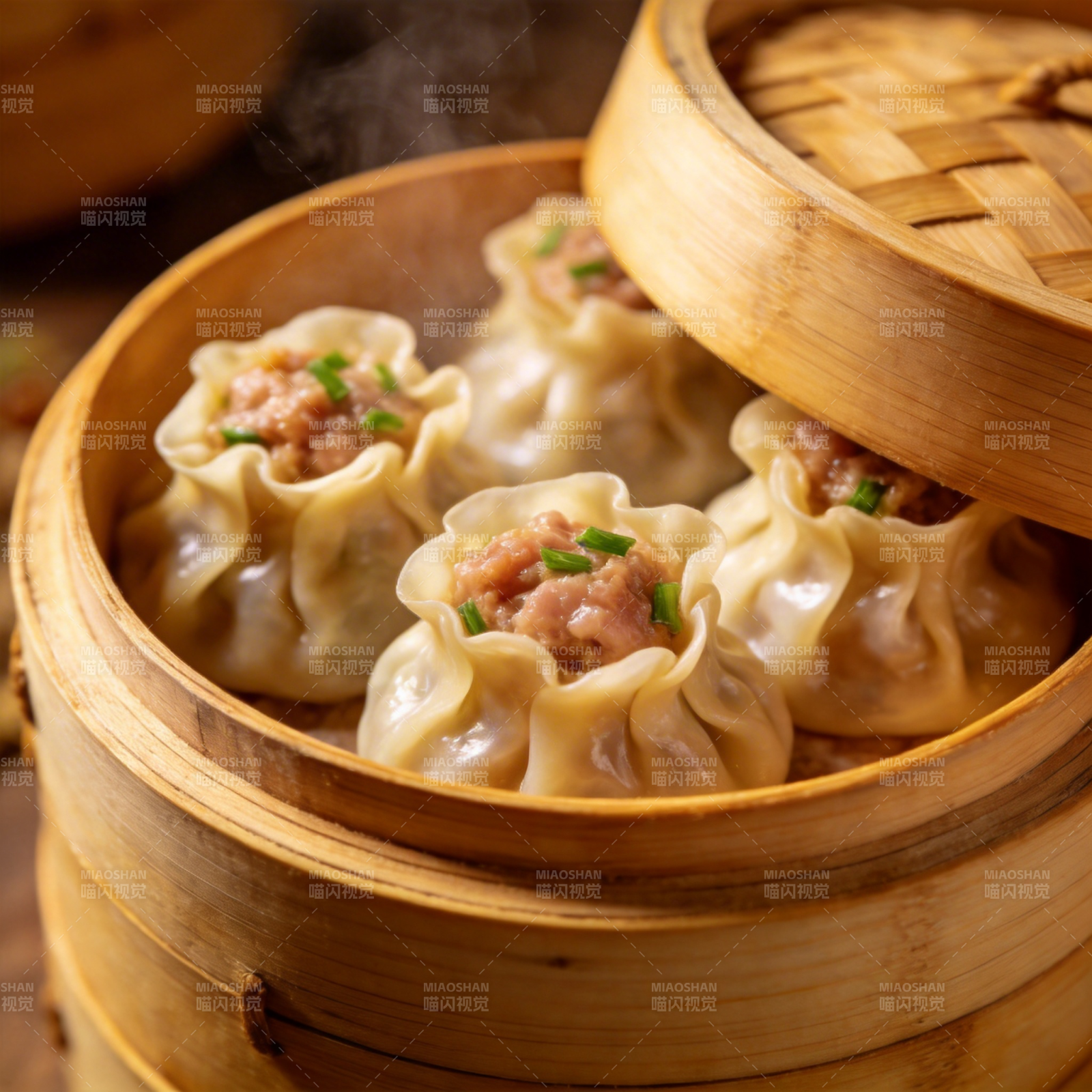 蒸笼里的鲜美烧麦图片