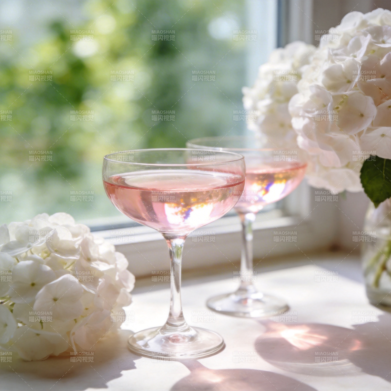 窗边花影酒香图片