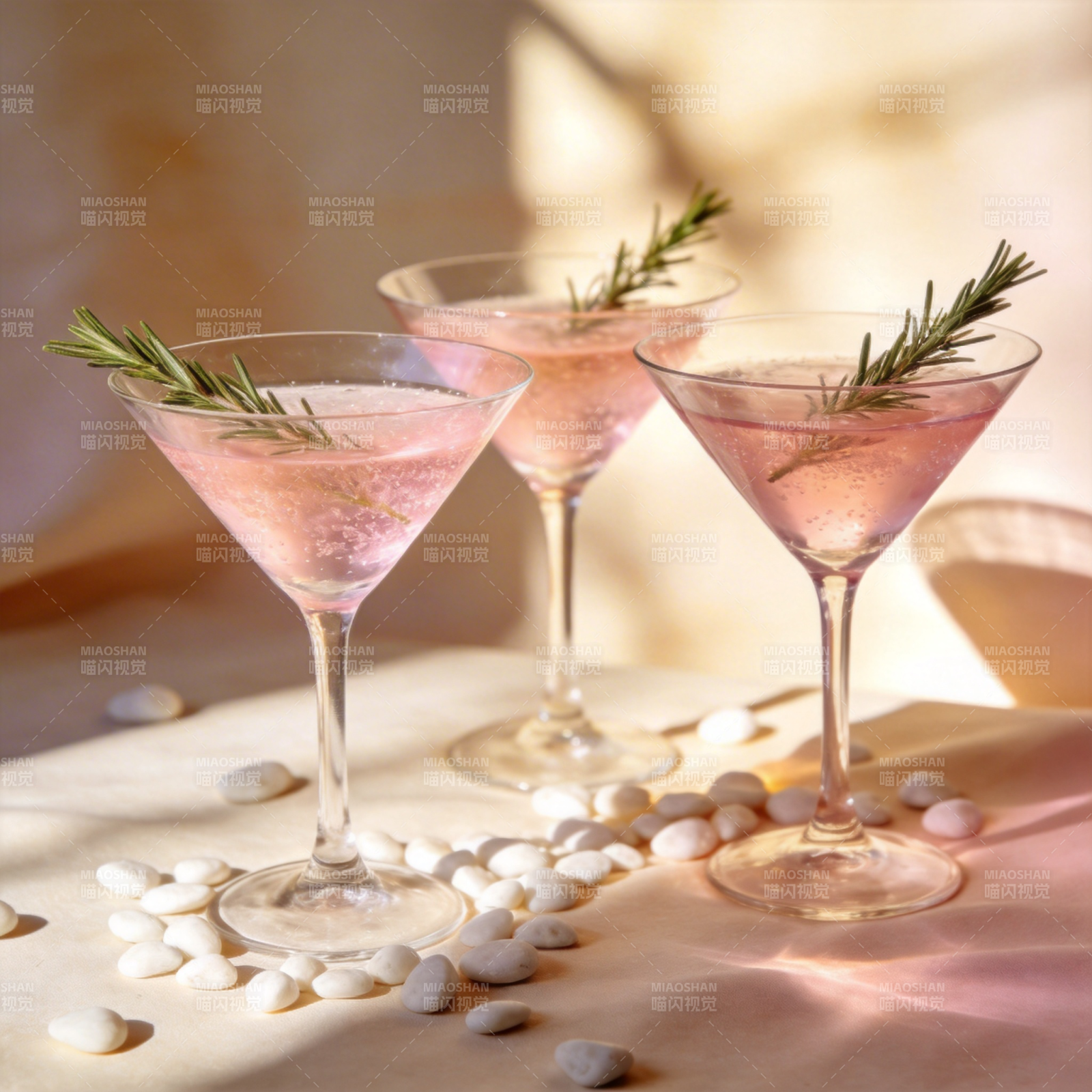 粉红鸡尾酒与迷迭香图片