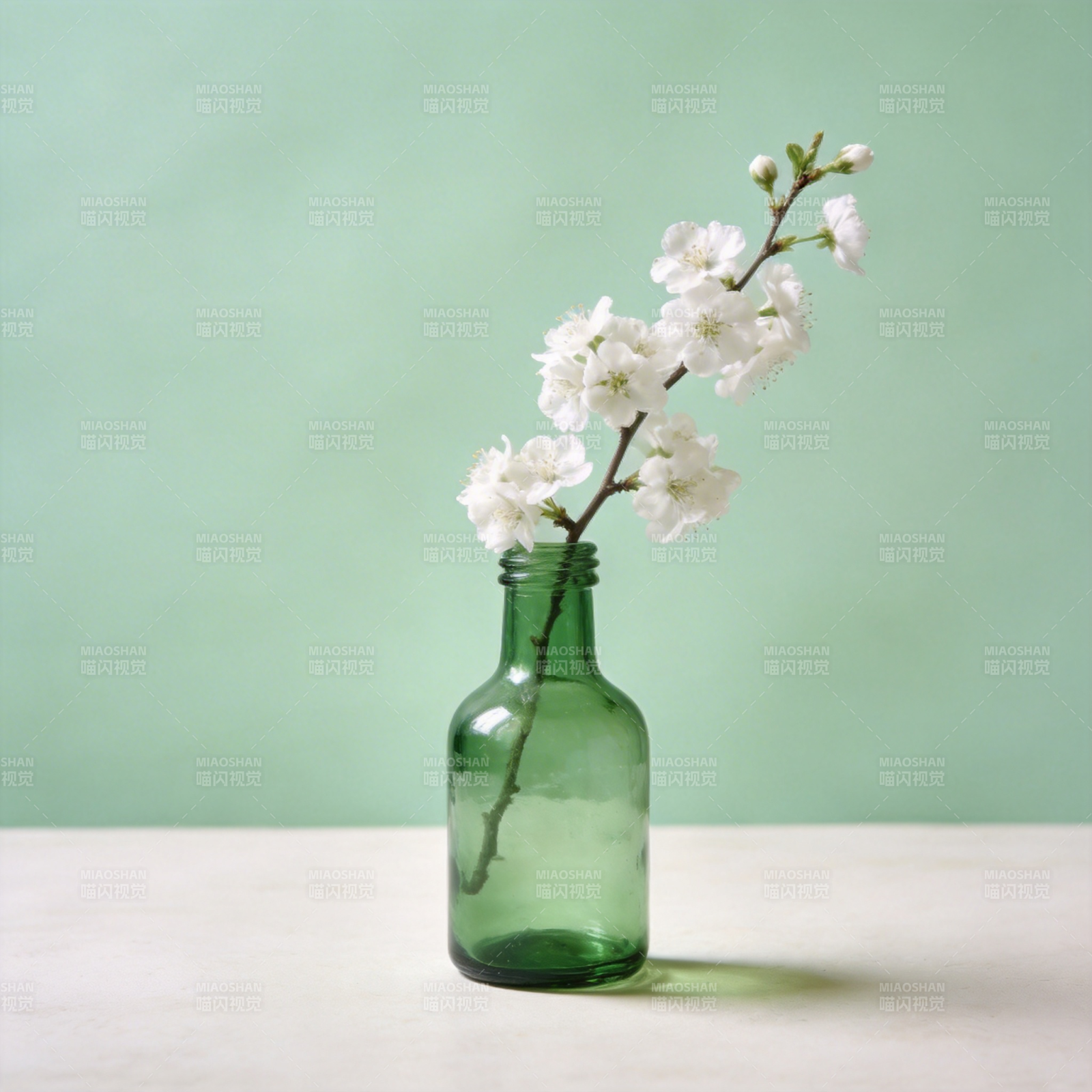 绿瓶白花静谧美图片