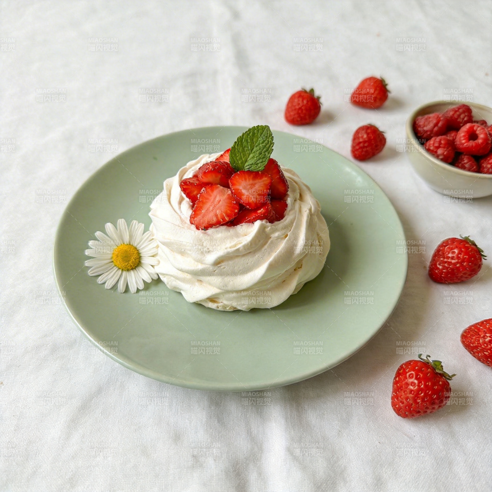 草莓奶油甜点图片