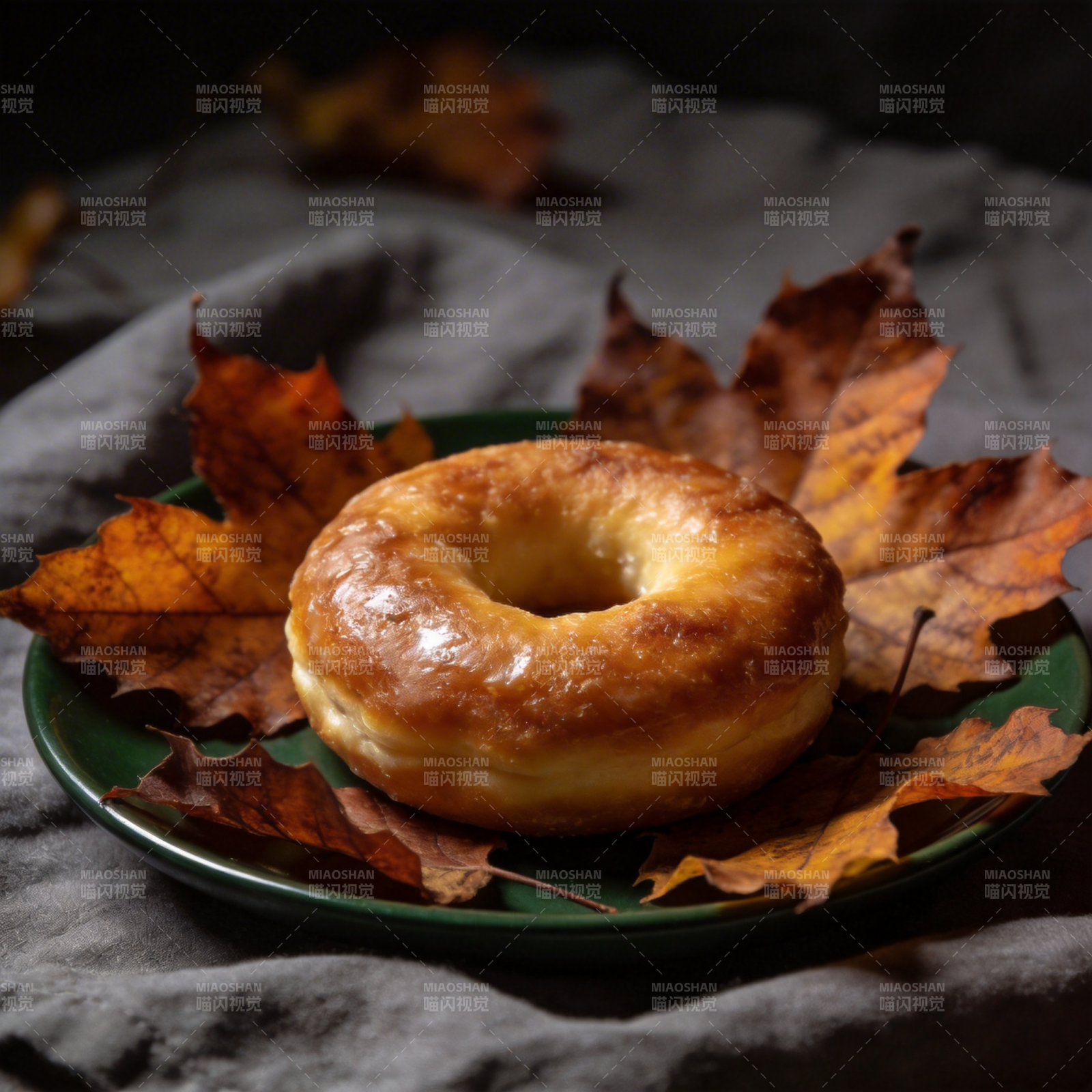 秋叶上的金黄甜甜圈图片
