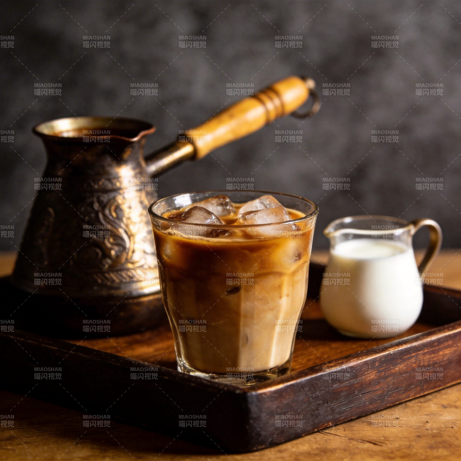 冰咖啡配奶与铜壶图片