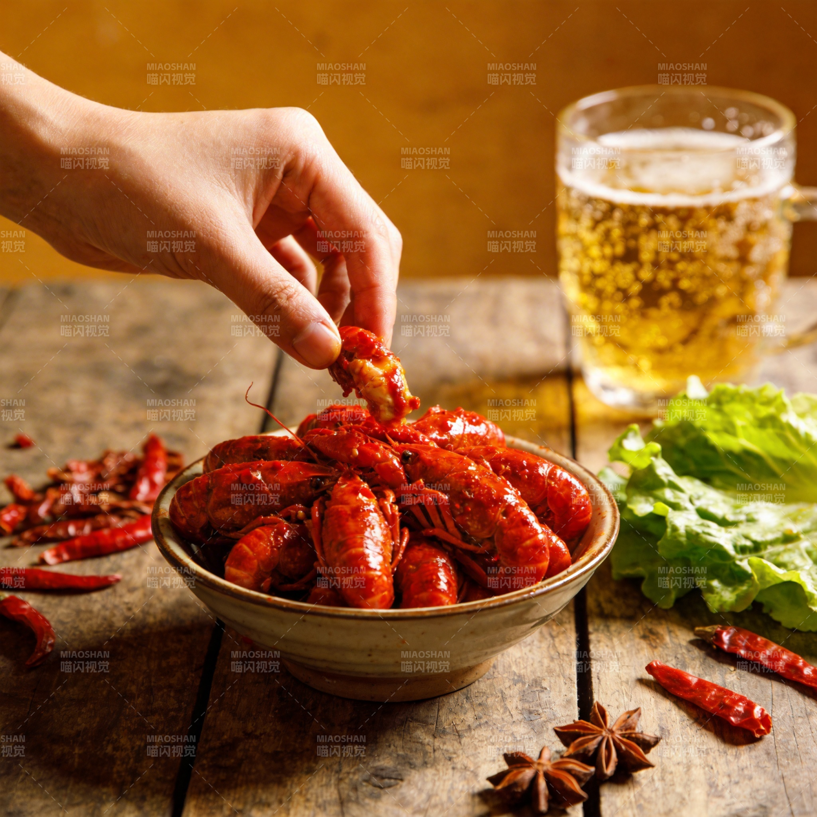 麻辣小龙虾配啤酒图片