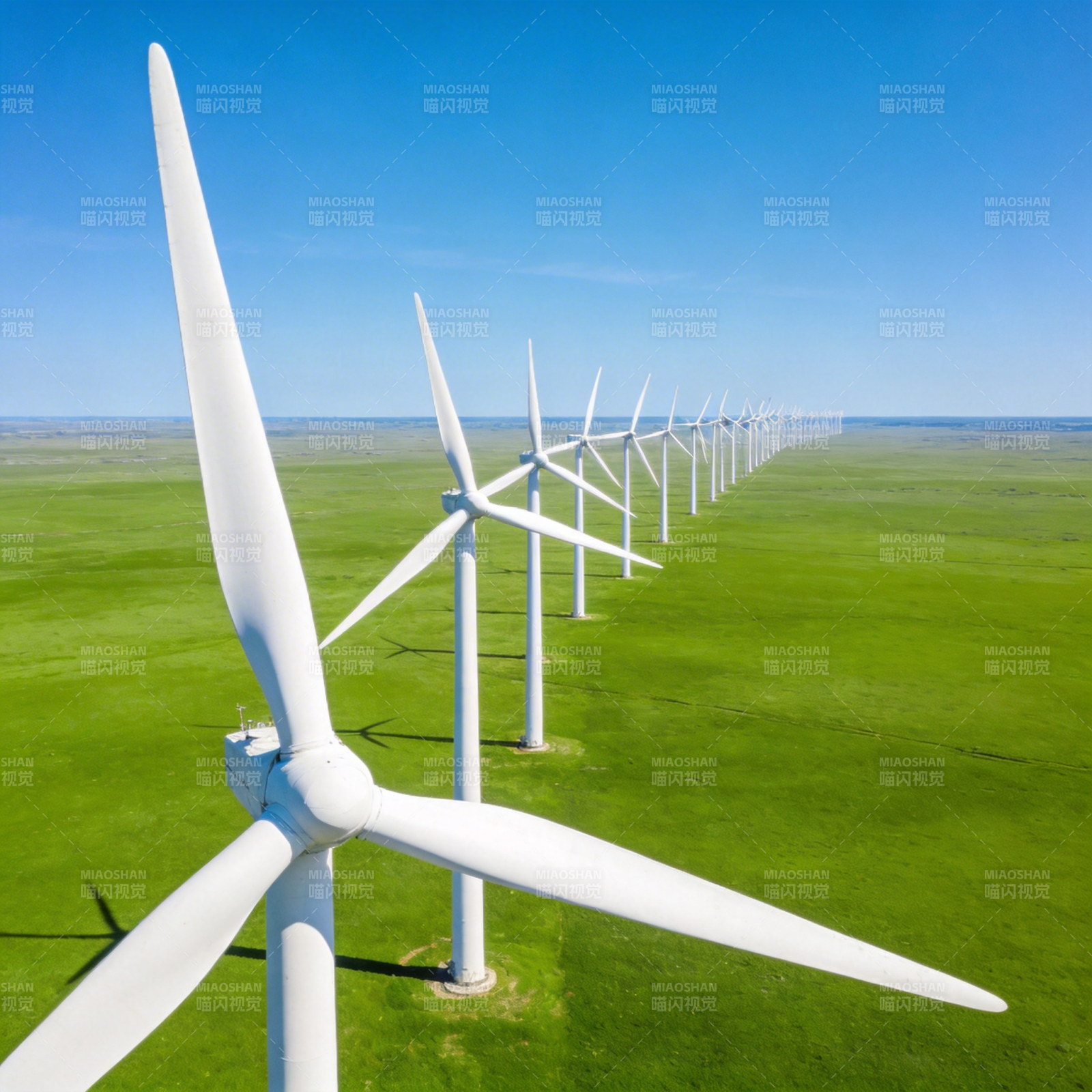 风车列阵 绿野蓝天图片