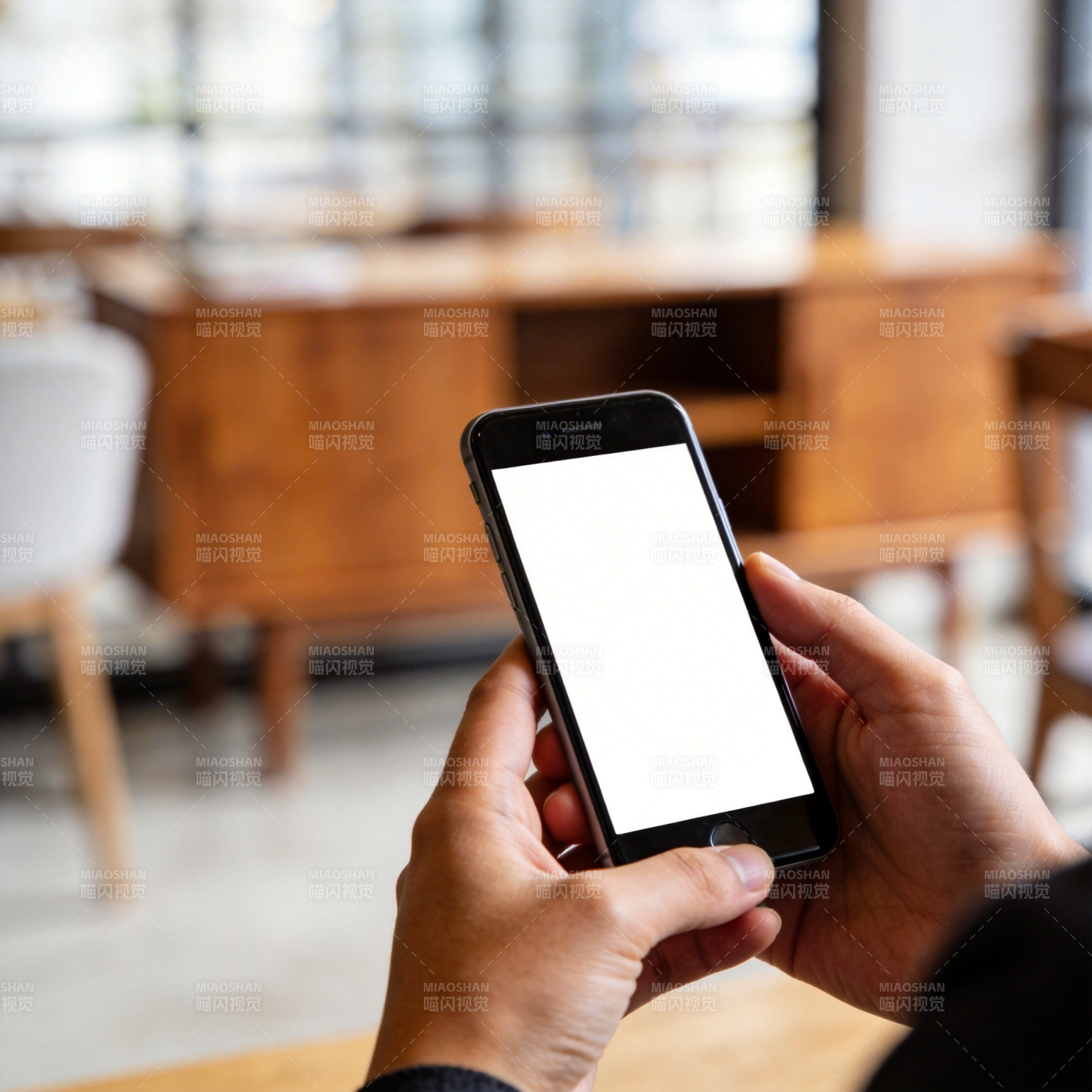手持手机浏览画面图片