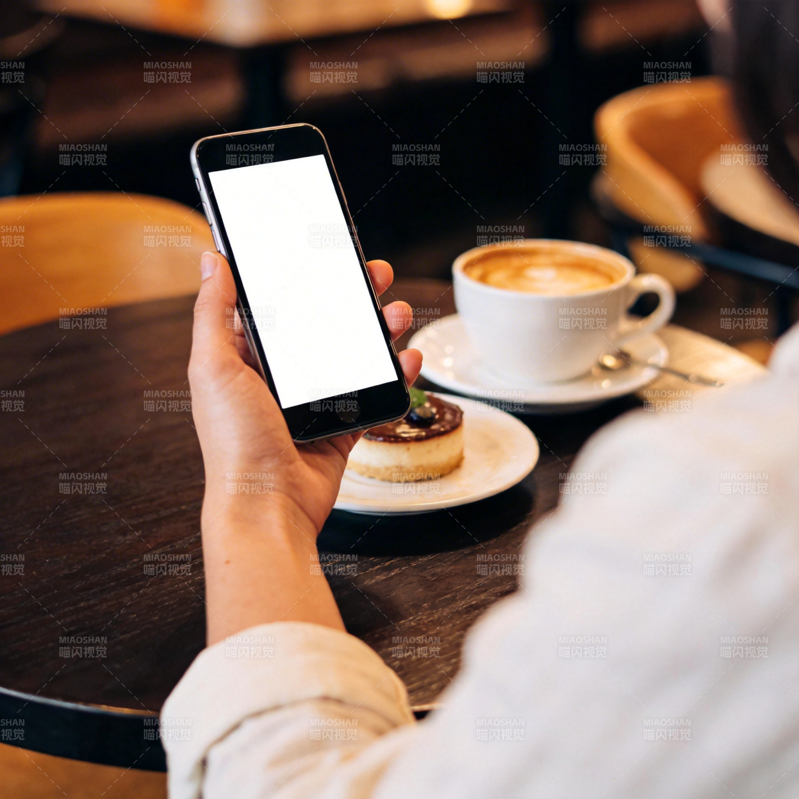 咖啡馆里看手机图片