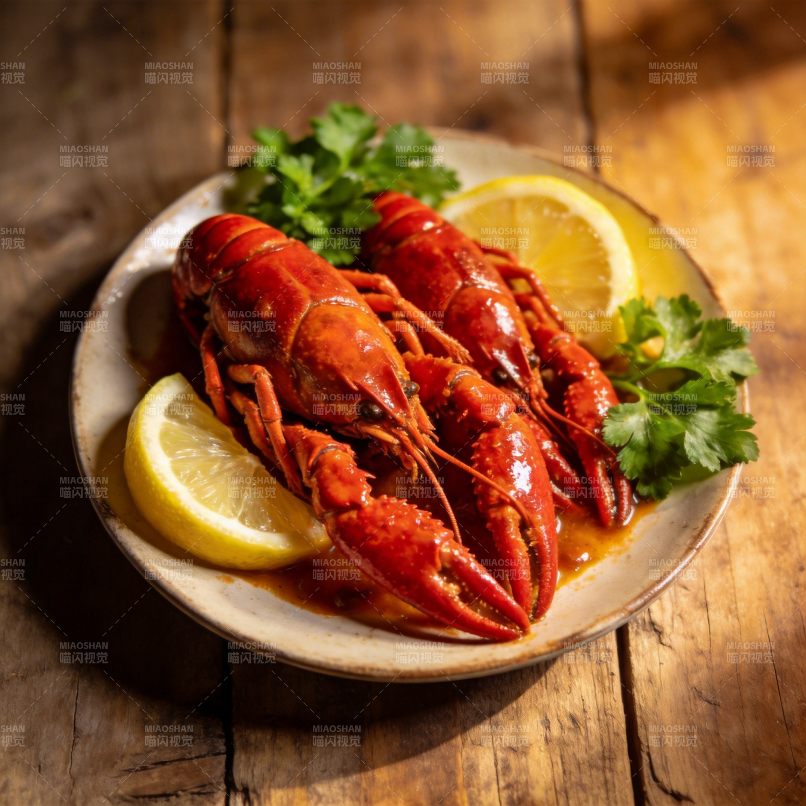 鲜嫩龙虾配柠檬图片