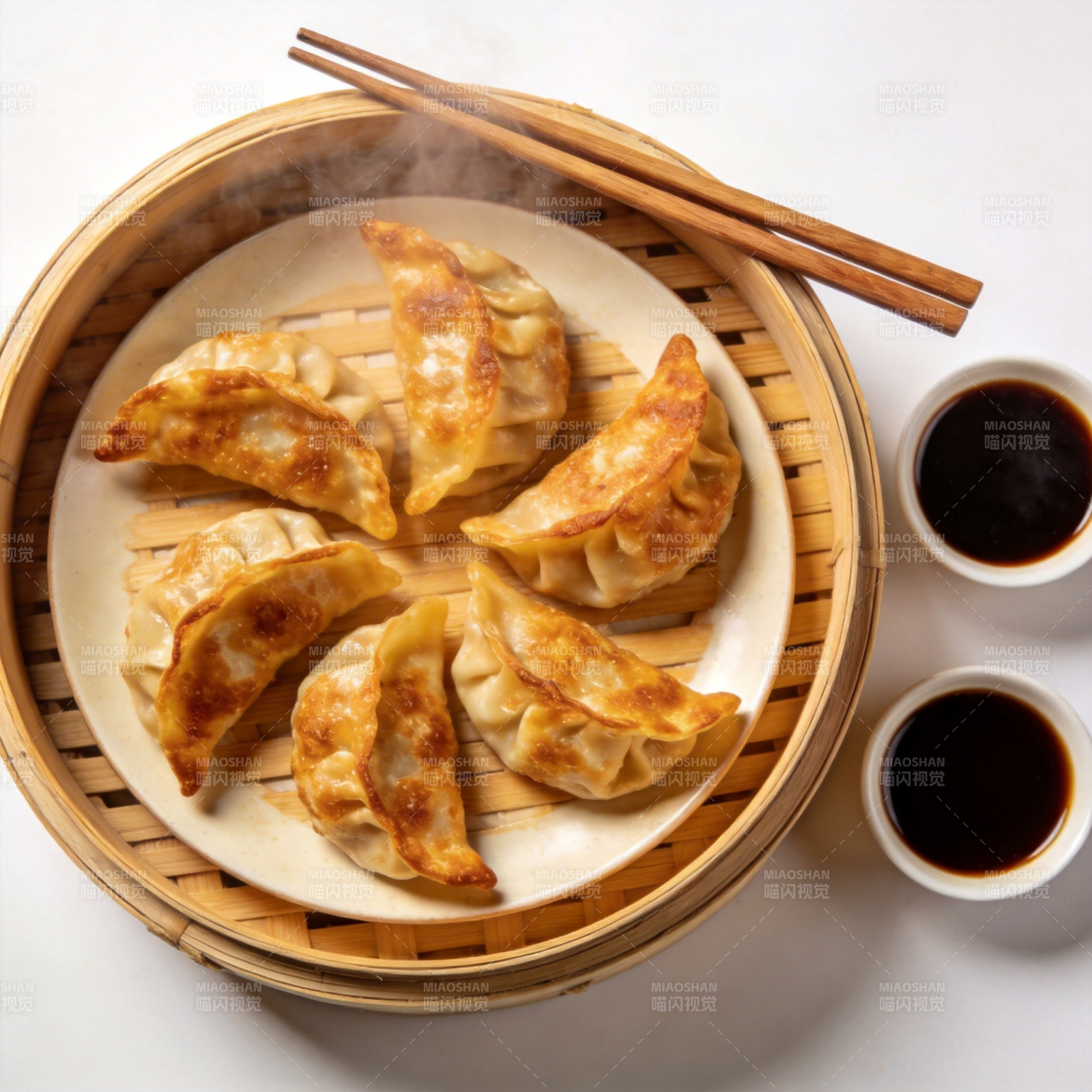 热腾腾的煎饺配酱图片