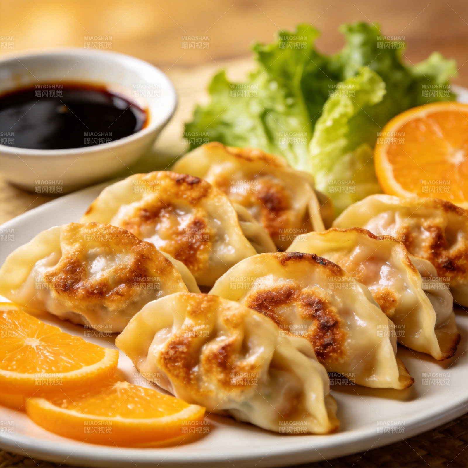 金黄煎饺配橙片图片