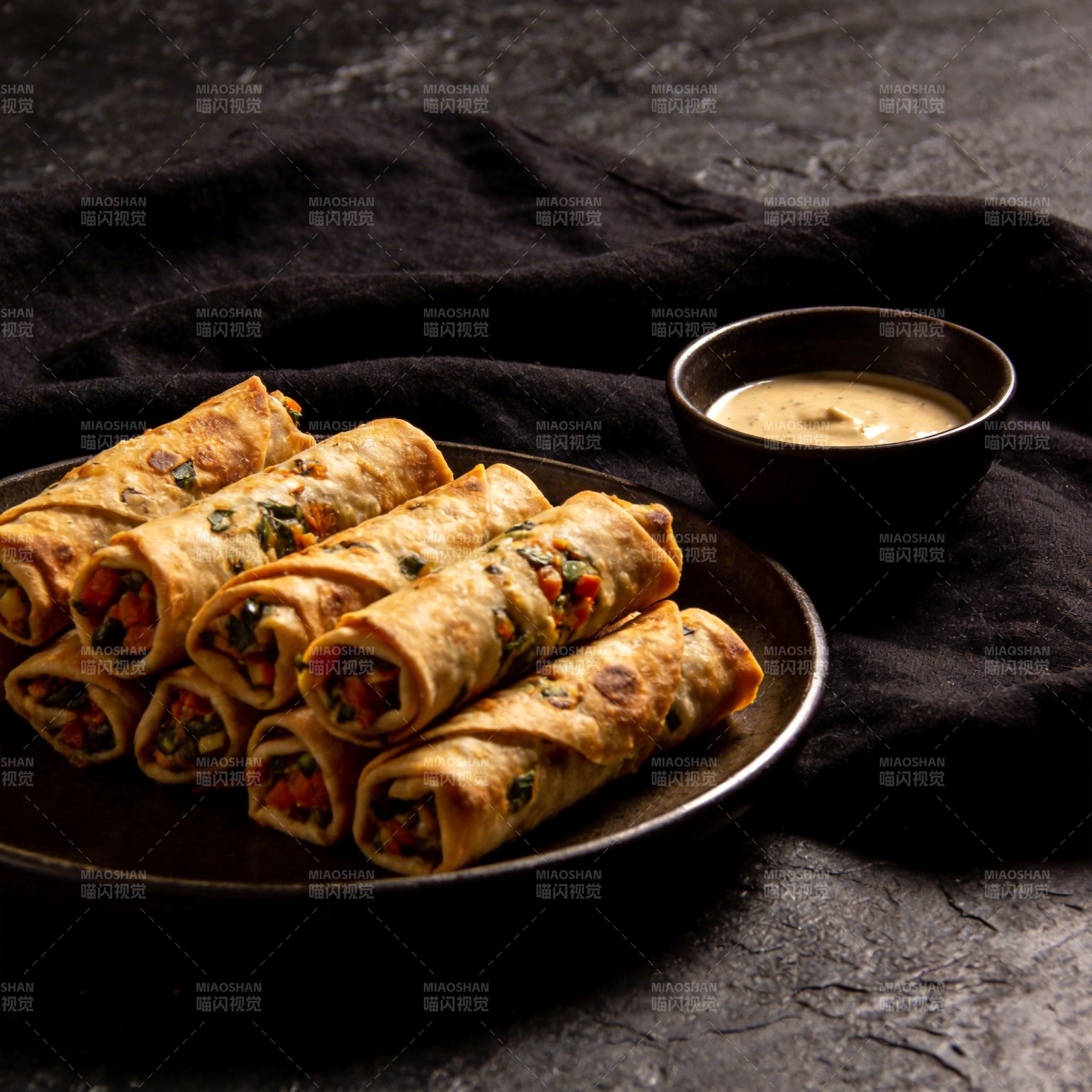 金黄春卷配酱料图片