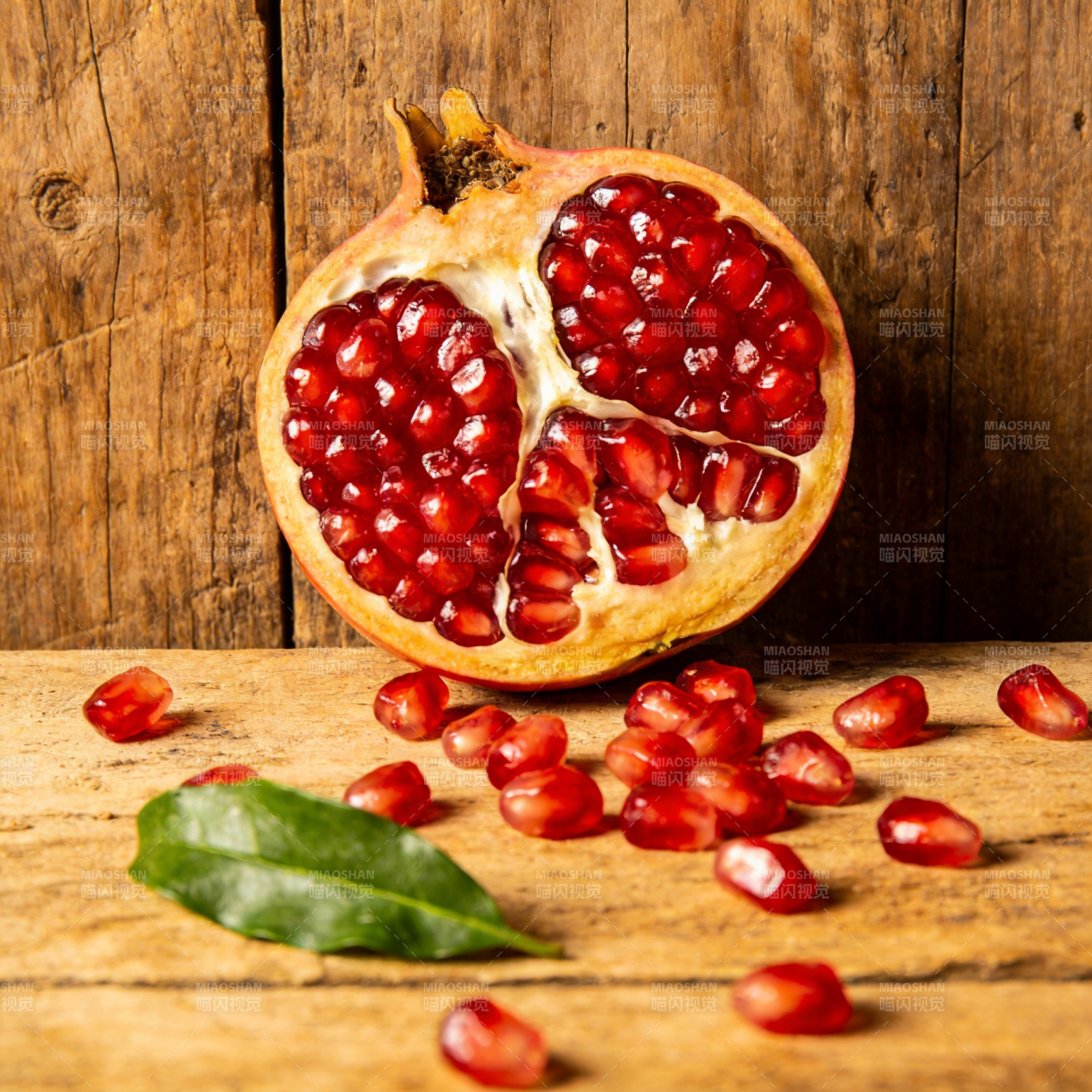 石榴切开鲜红诱人图片