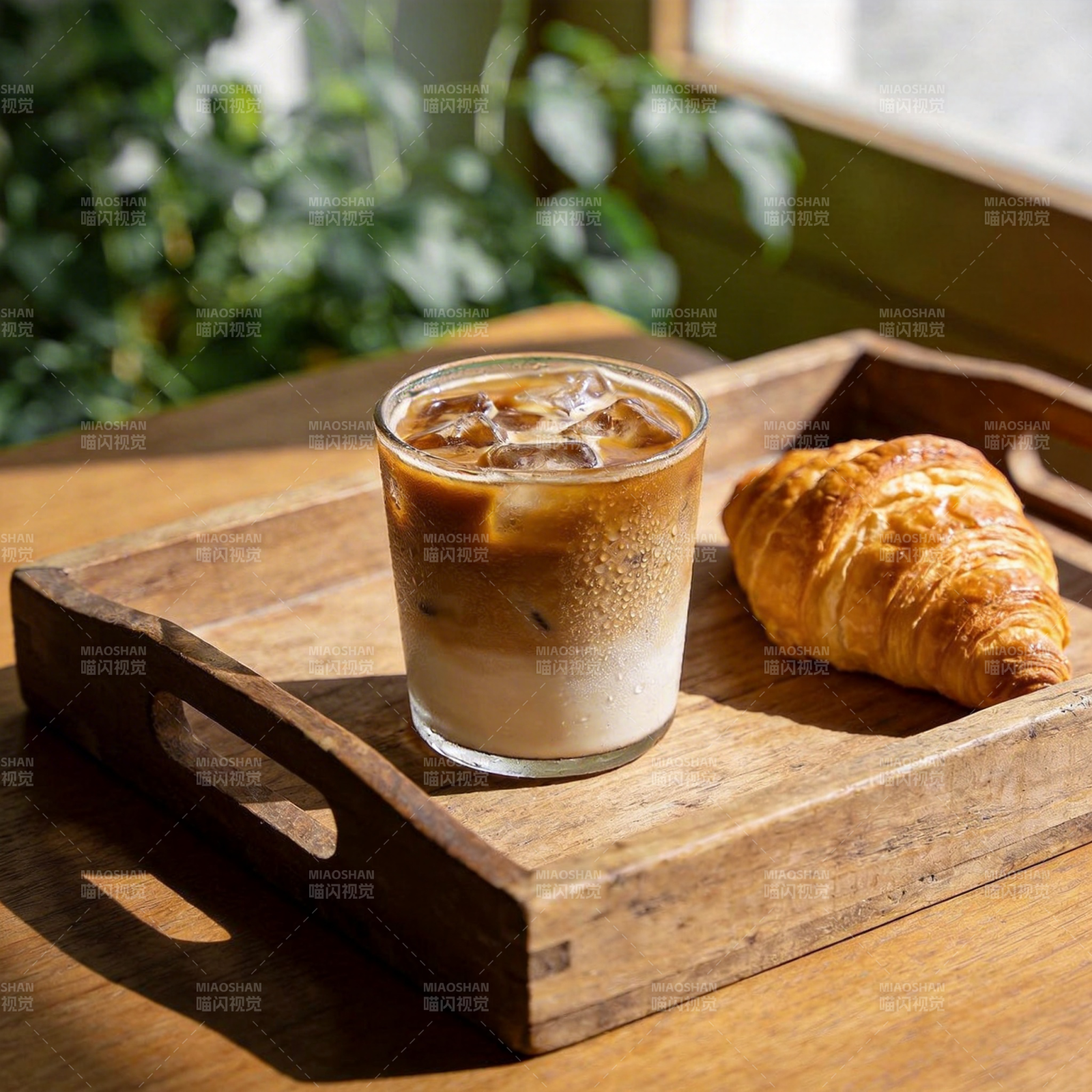 冰咖配羊角面包图片