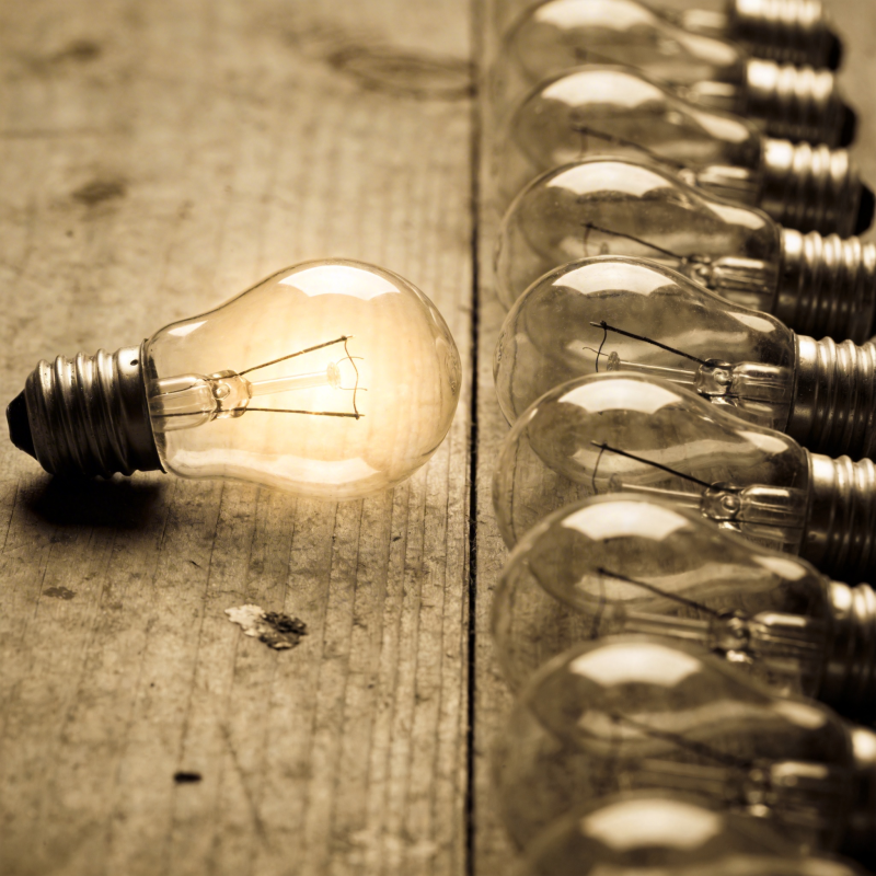 灯泡照亮创新之路图片