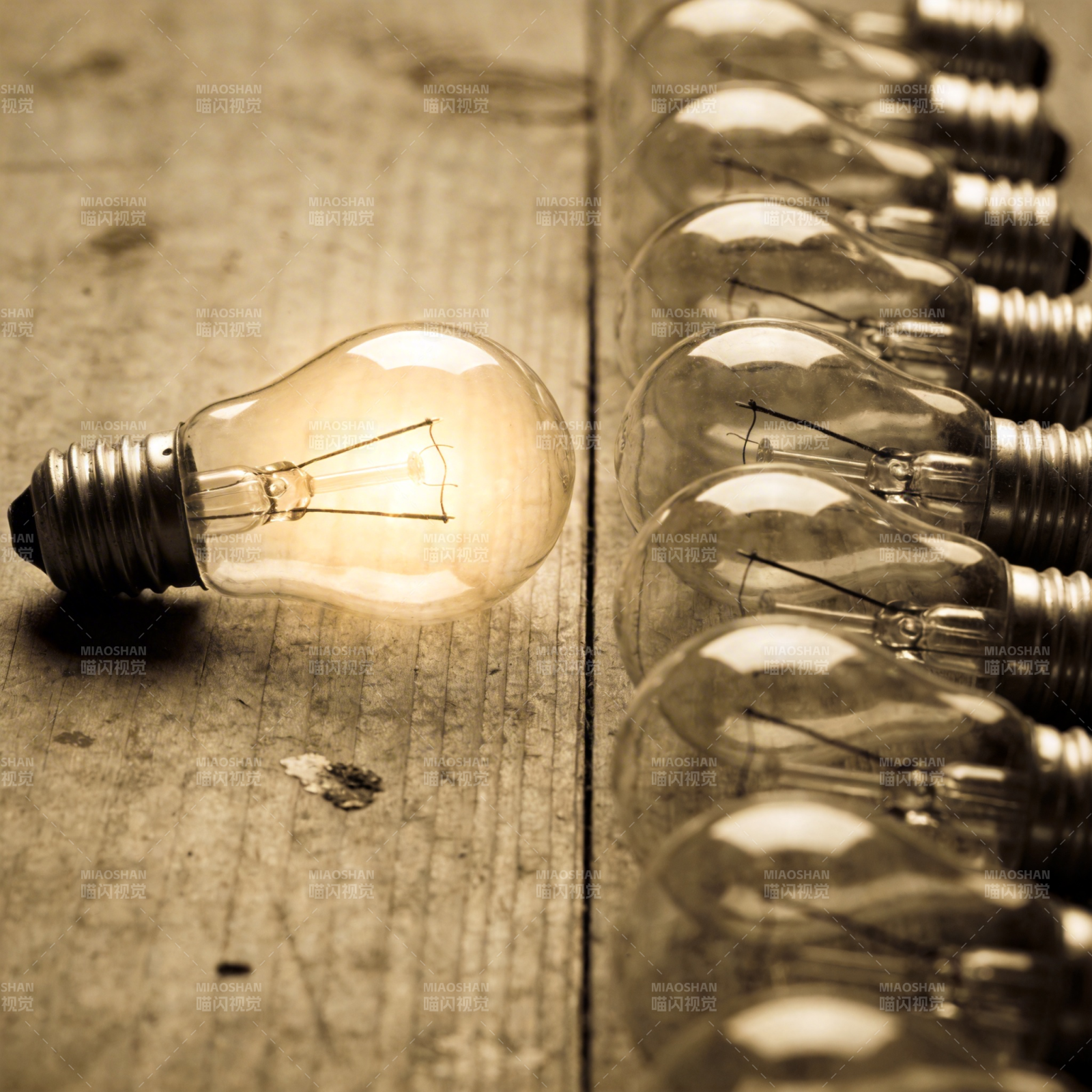 灯泡照亮创新之路图片