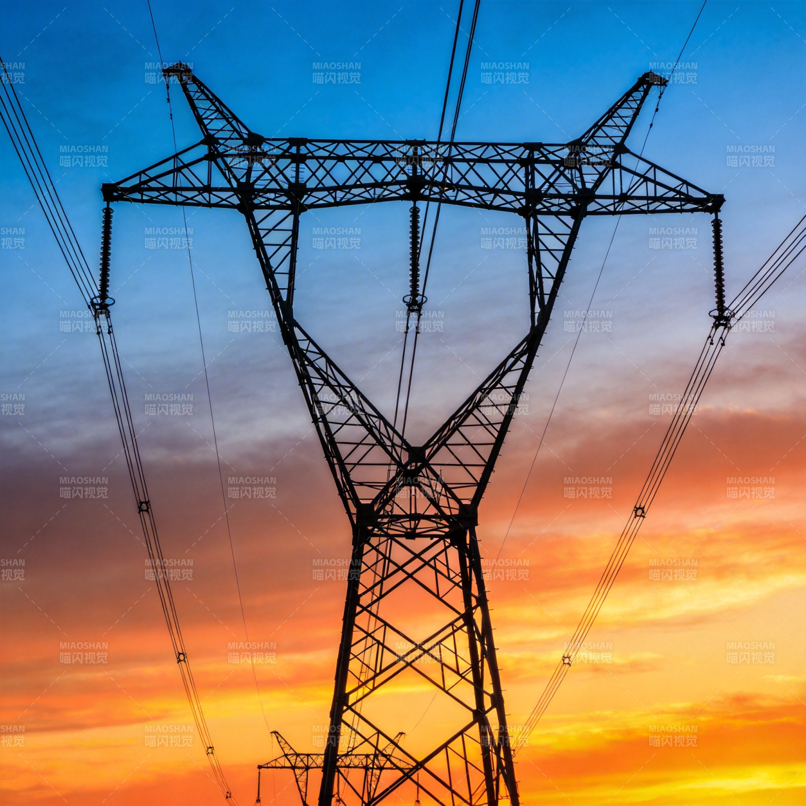 电塔剪影映晚霞图片