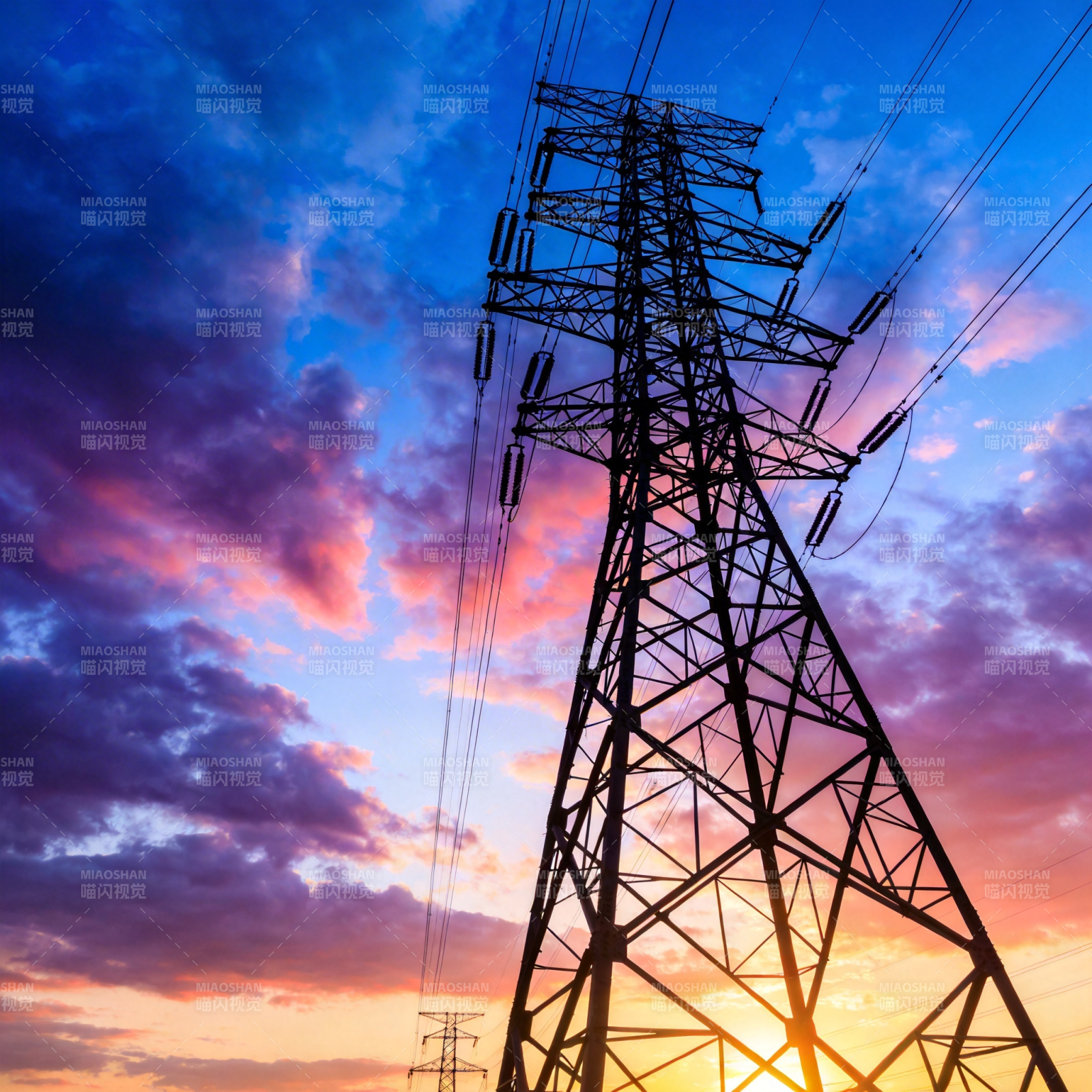 电塔剪影映晚霞图片