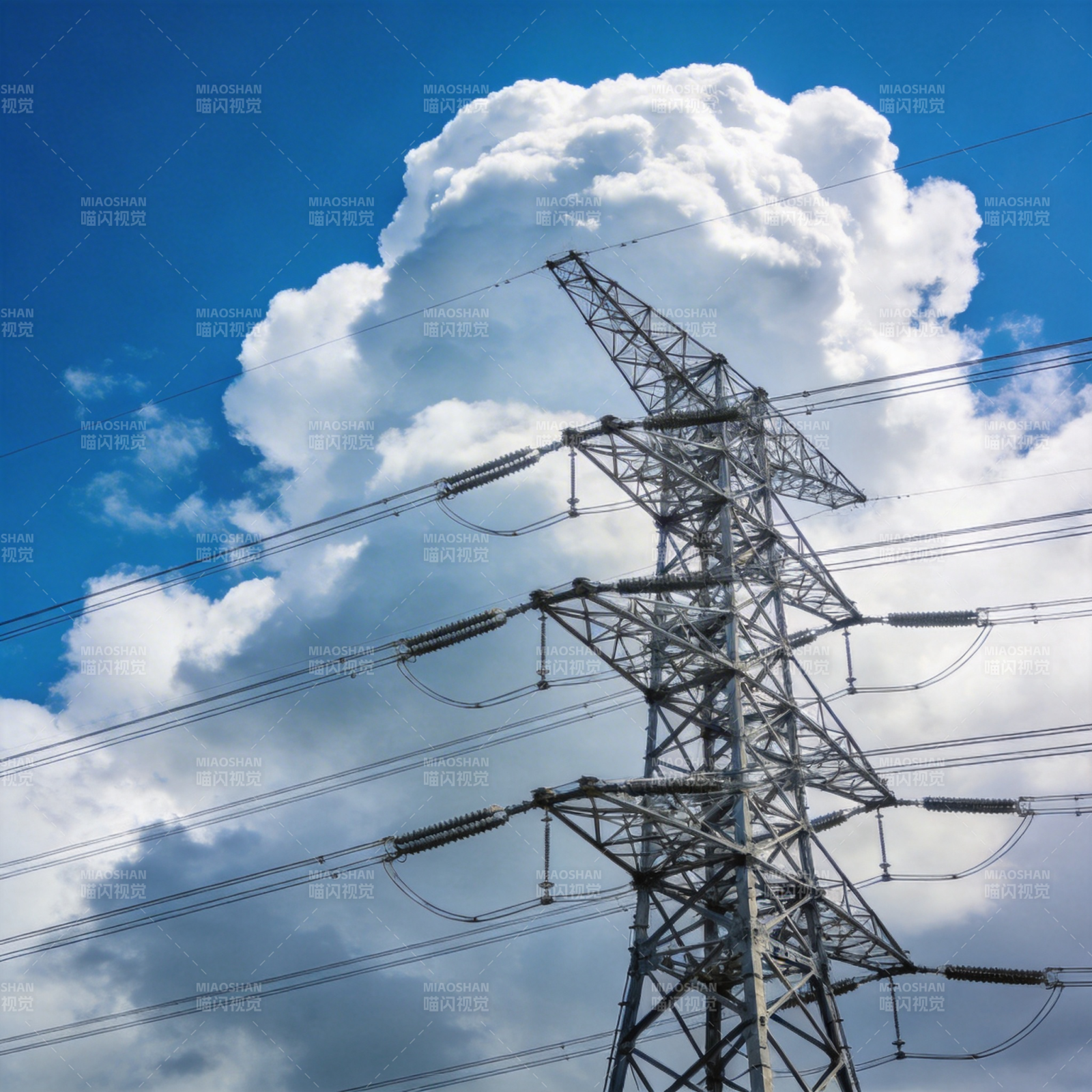 高压电塔与蓝天白云图片