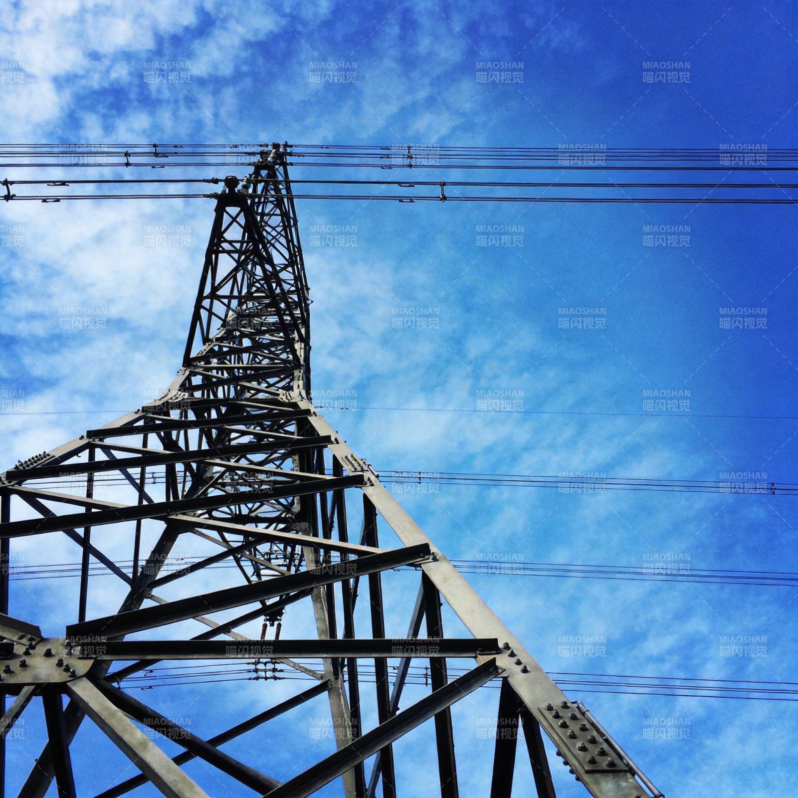 铁塔凌云图片