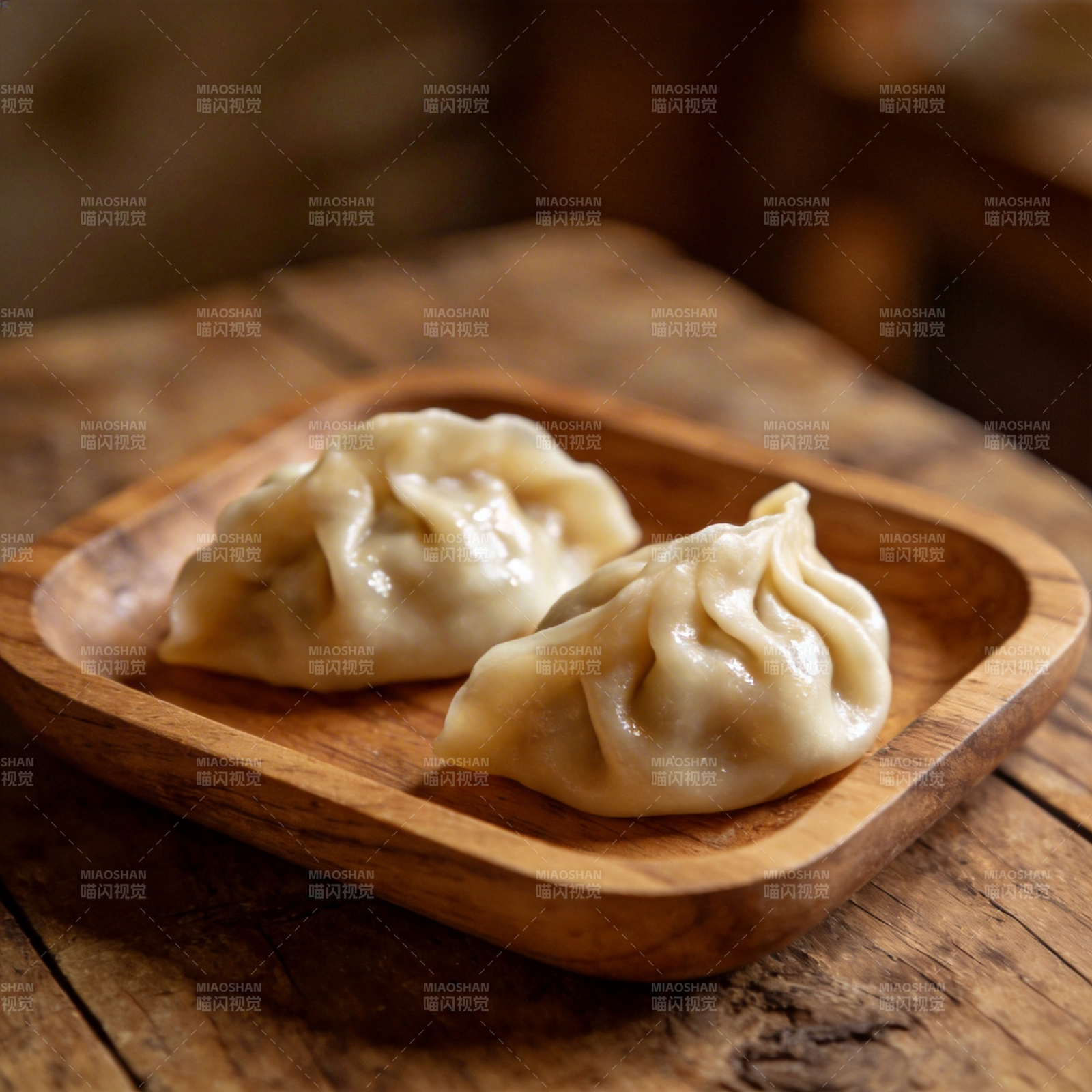 木盘上的美味饺子图片