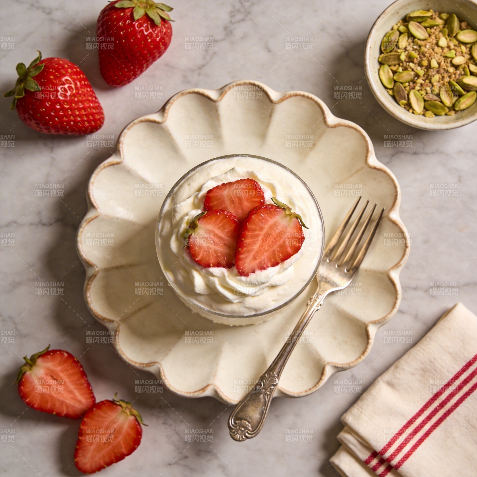 草莓奶油甜点图片
