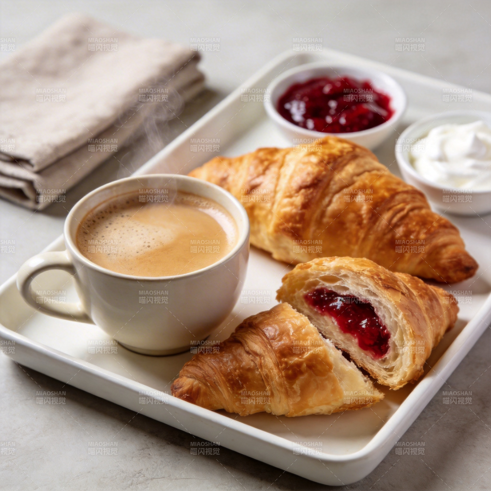 咖啡配果酱可颂图片