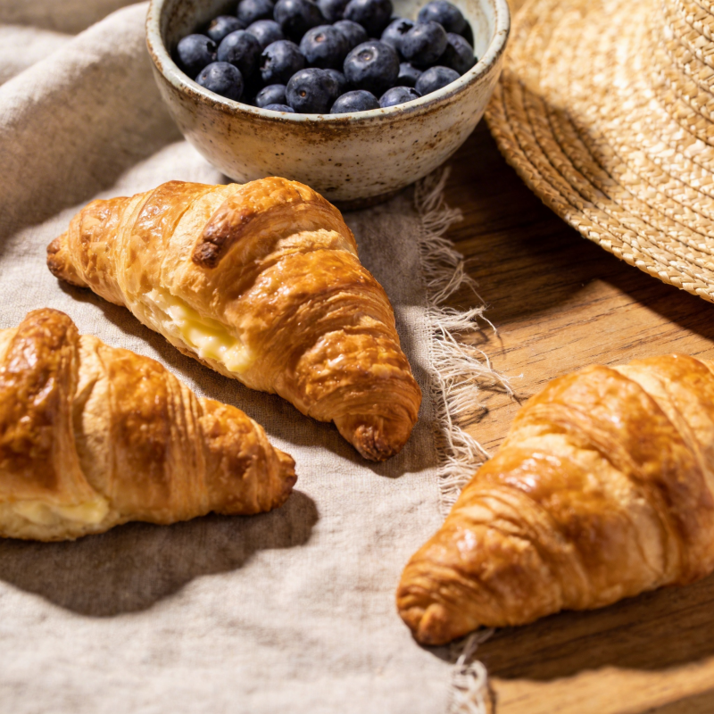 金黄酥脆可颂配蓝莓图片