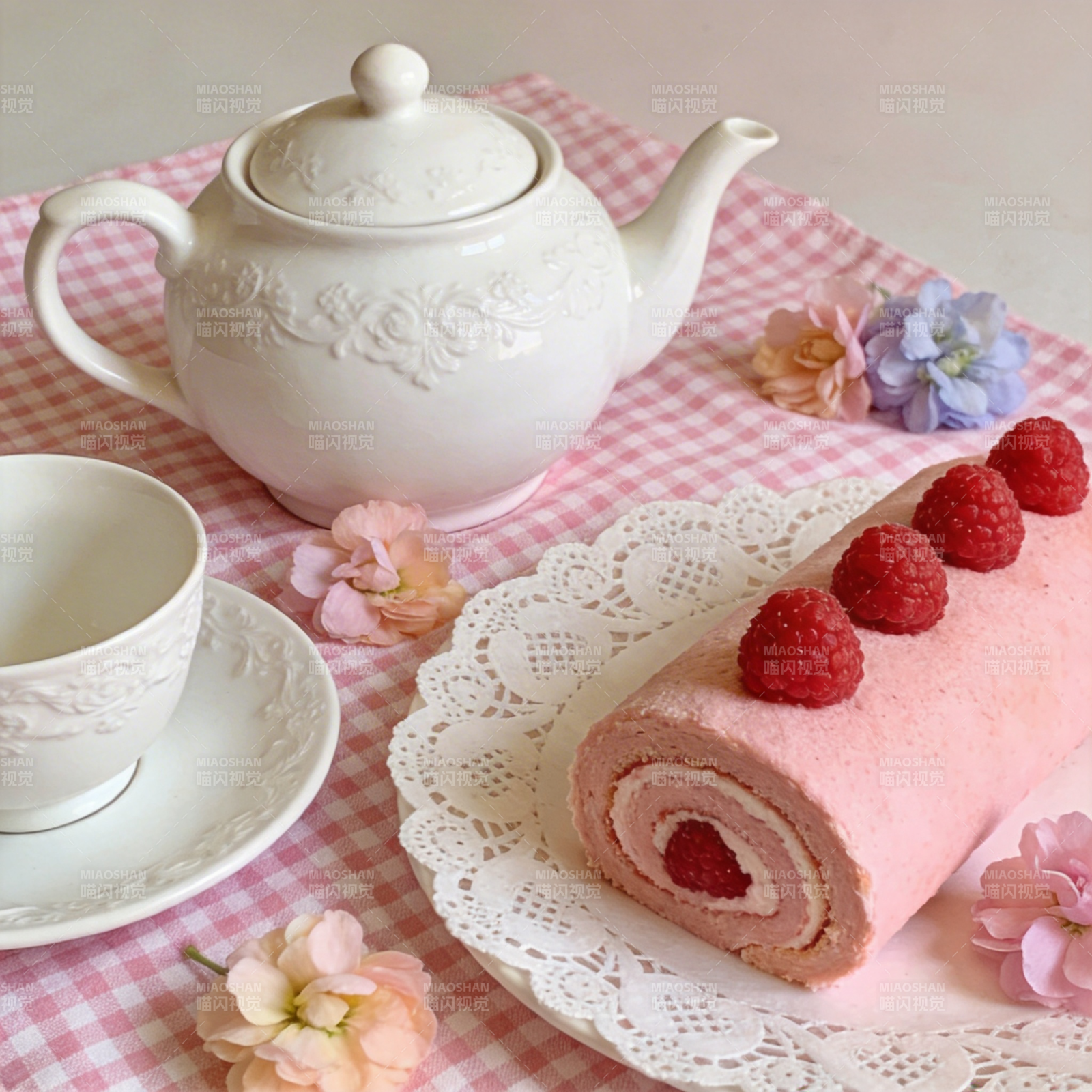 莓香蛋糕卷图片