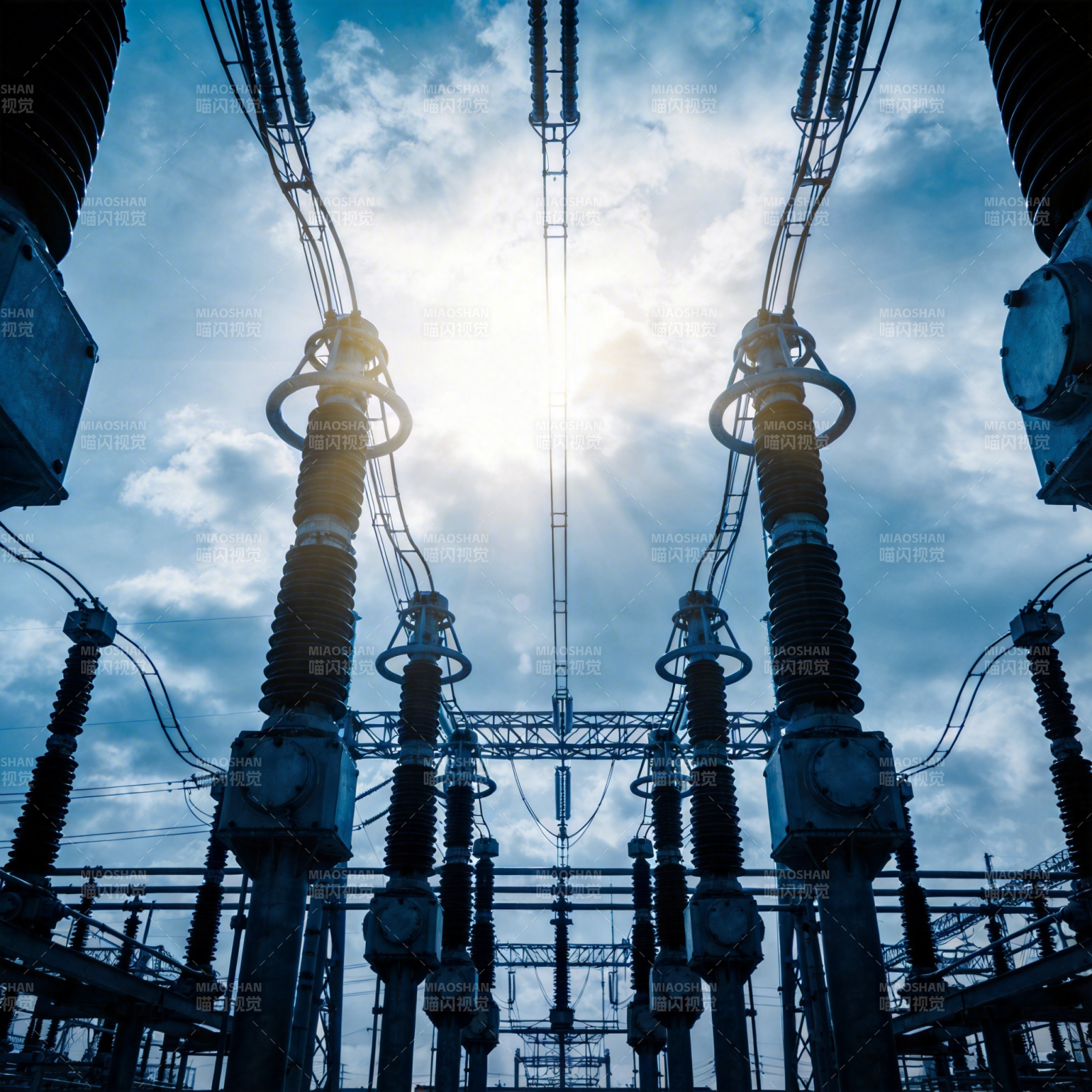 电力塔与天空图片