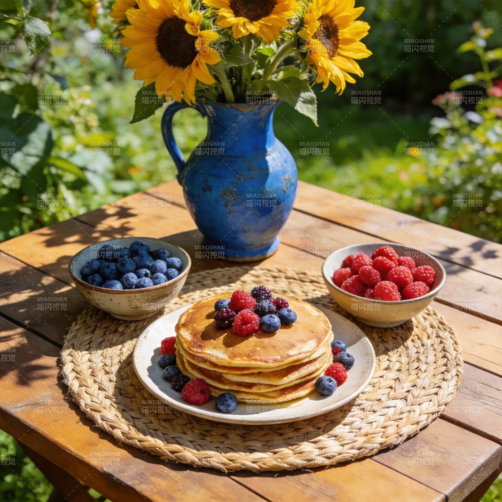 阳光下的美味早餐图片