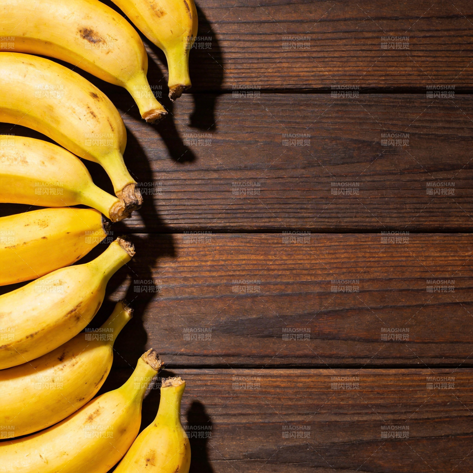香蕉排列木桌图片