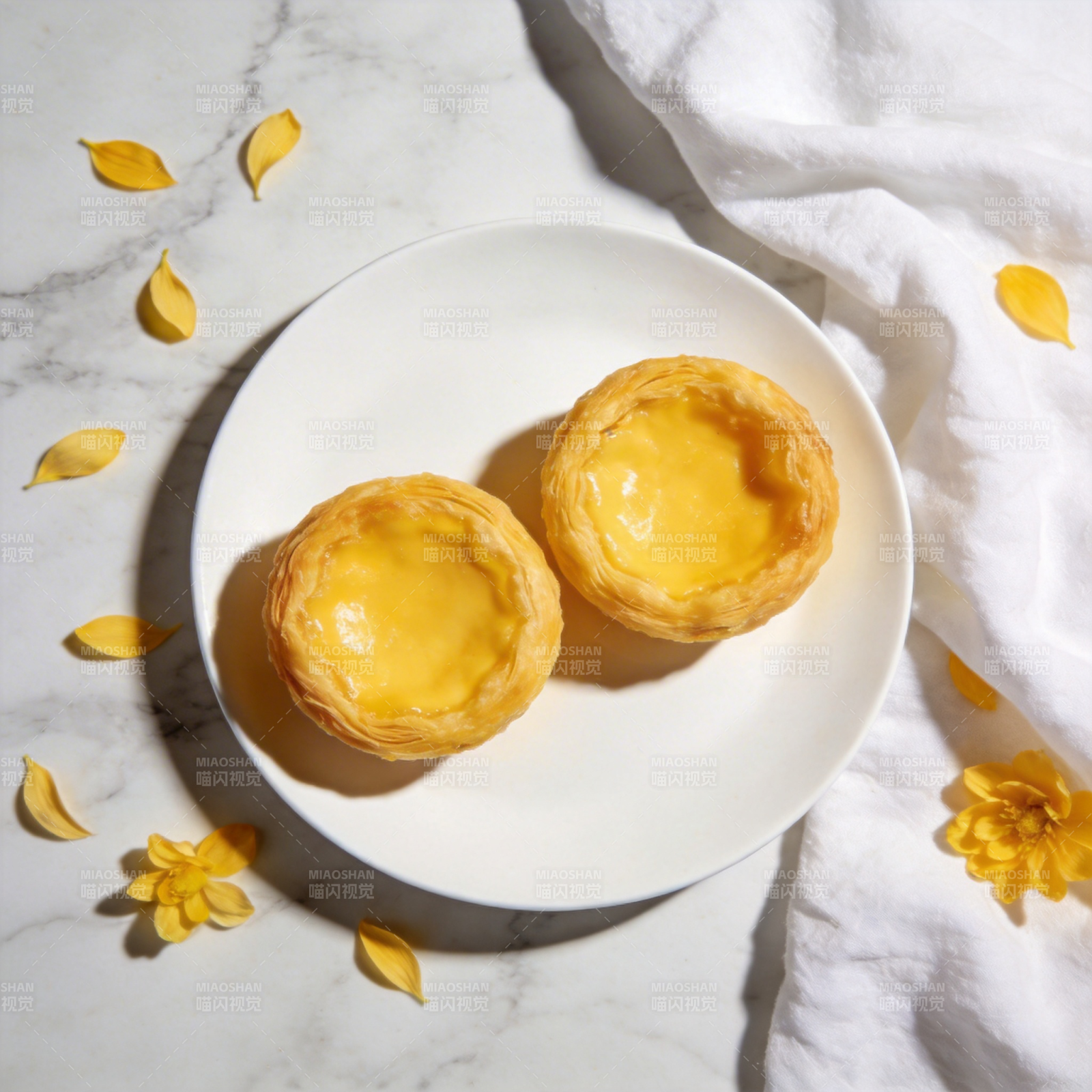 蛋挞与黄花相伴图片