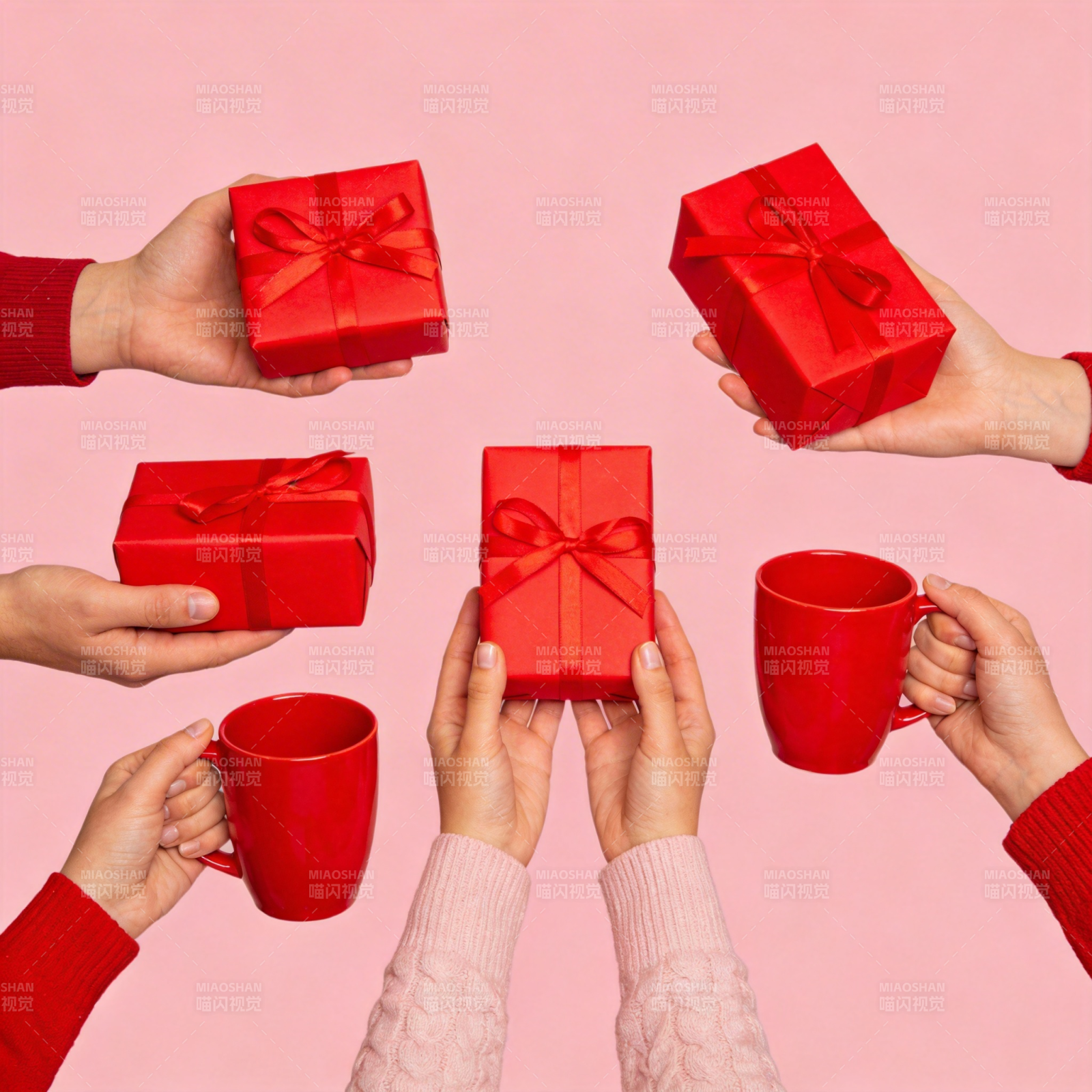 红礼盒与暖杯共享图片