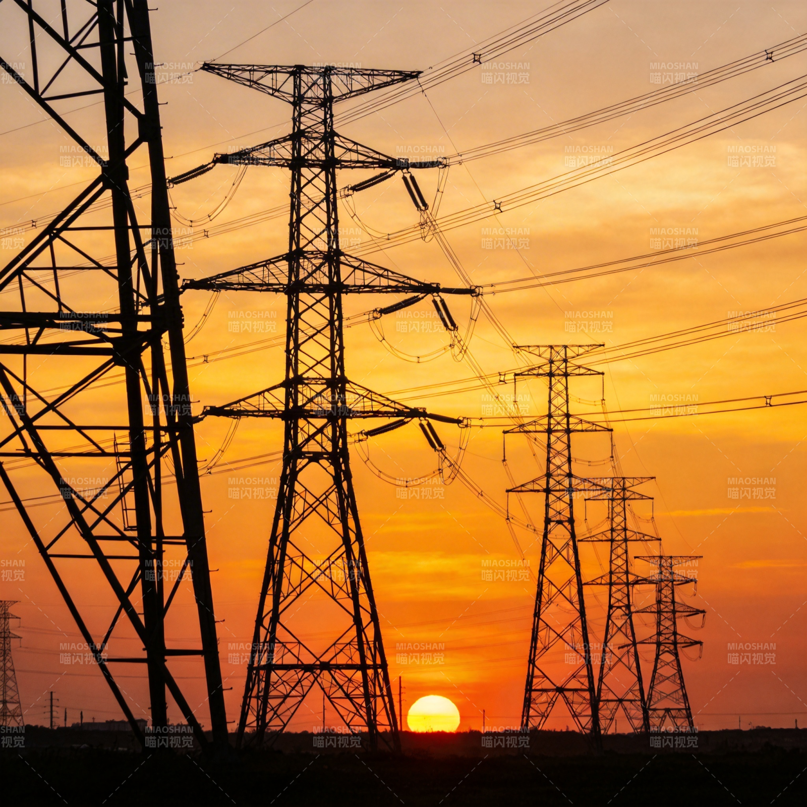 夕阳下的电塔剪影图片