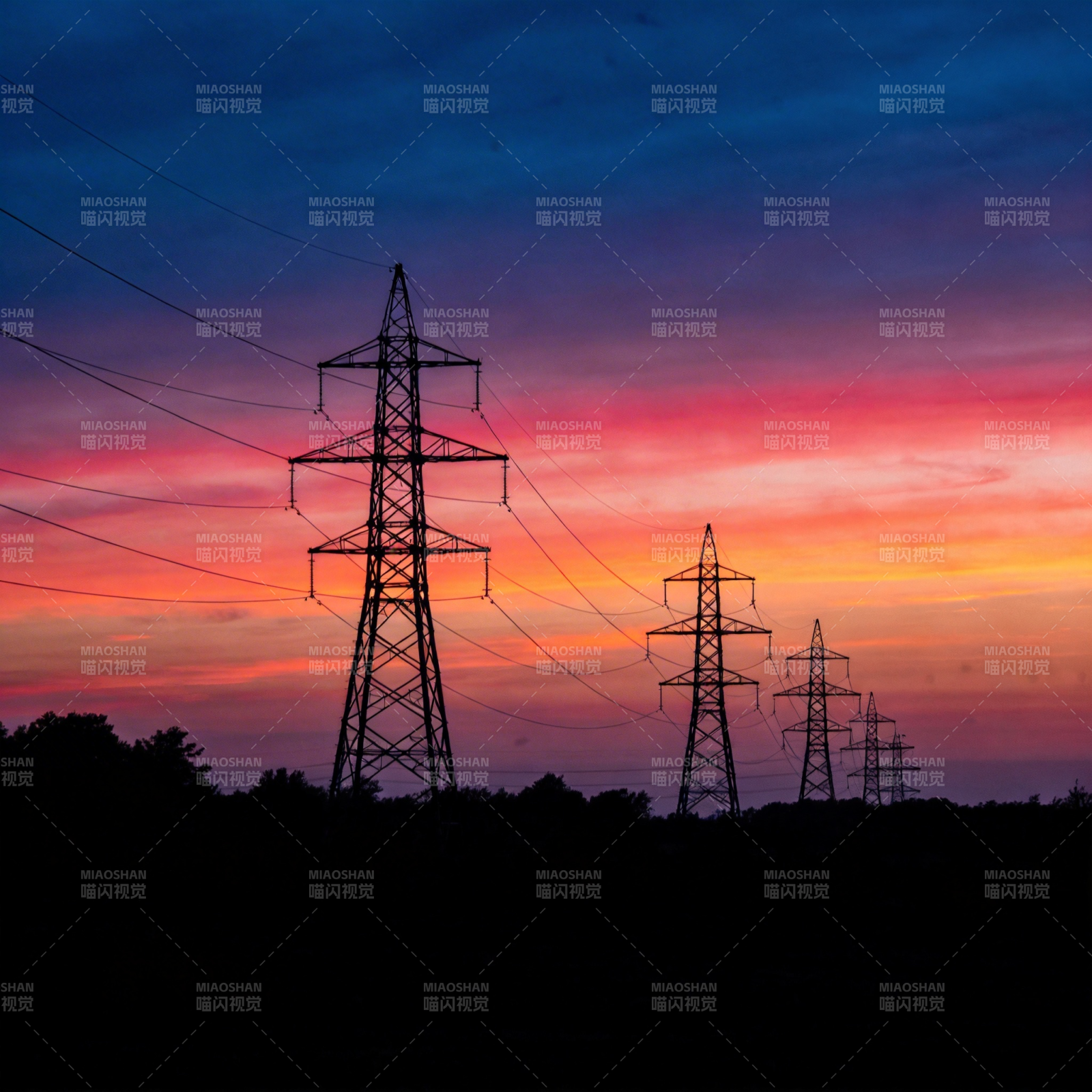 电塔剪影映晚霞图片