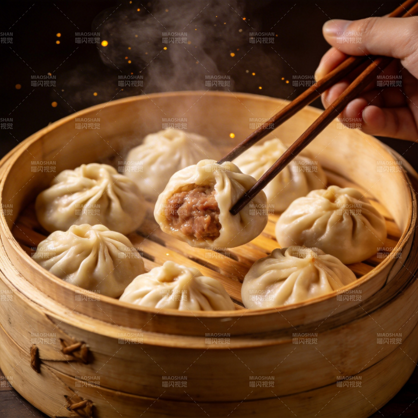 热腾腾的蒸饺图片