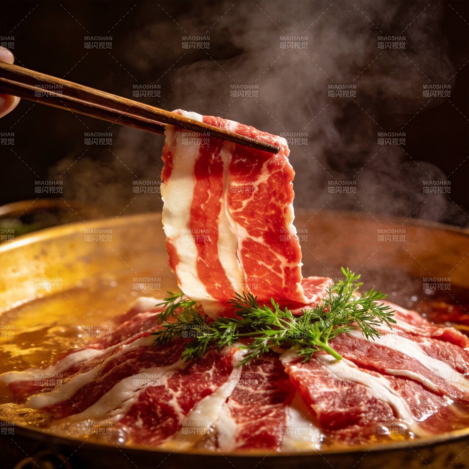 热气腾腾的牛肉火锅图片