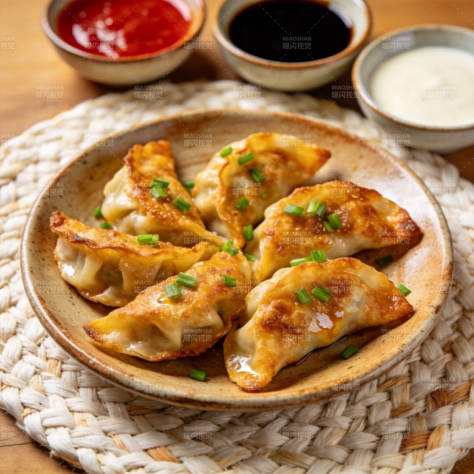 金黄煎饺配三酱图片