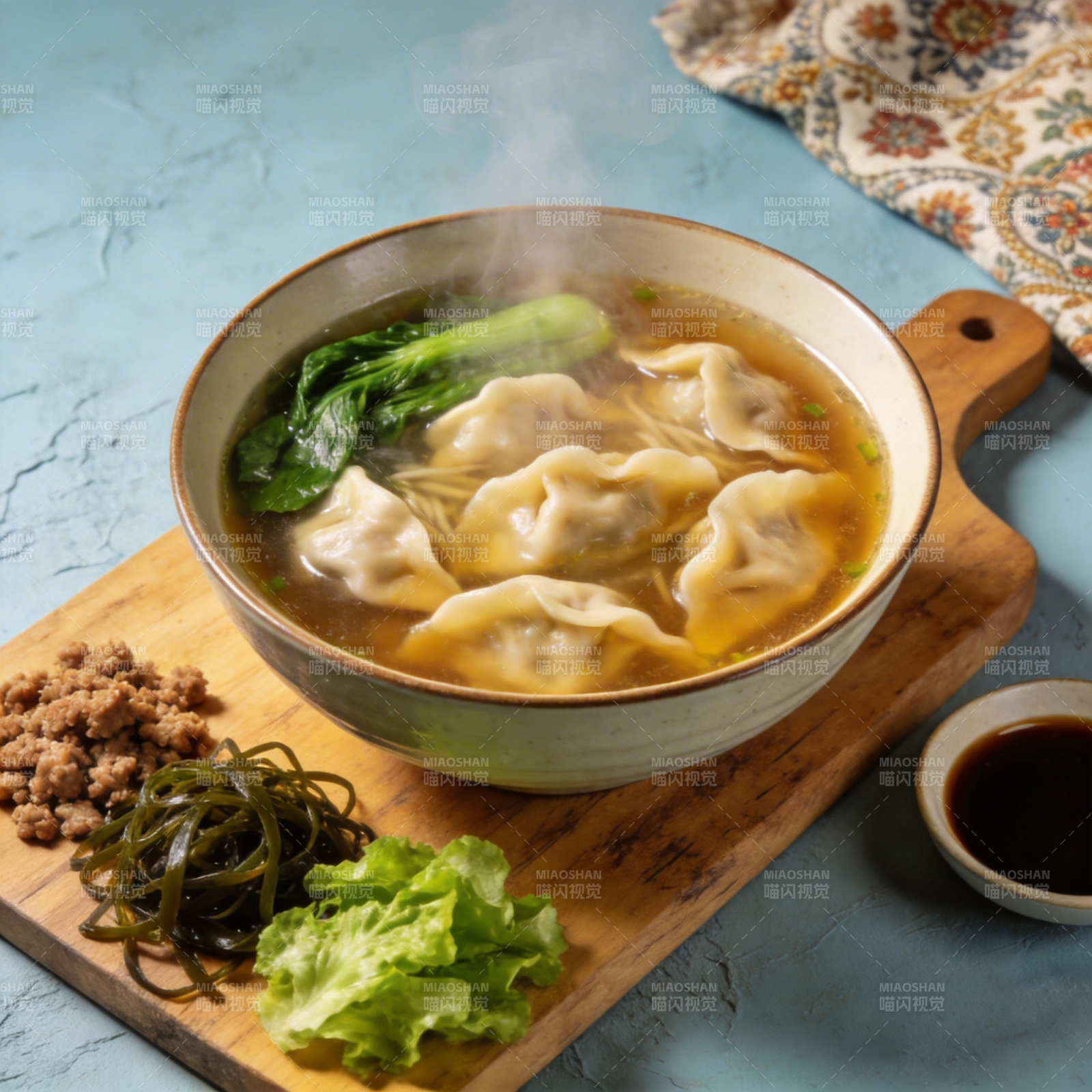 热腾腾的饺子汤图片