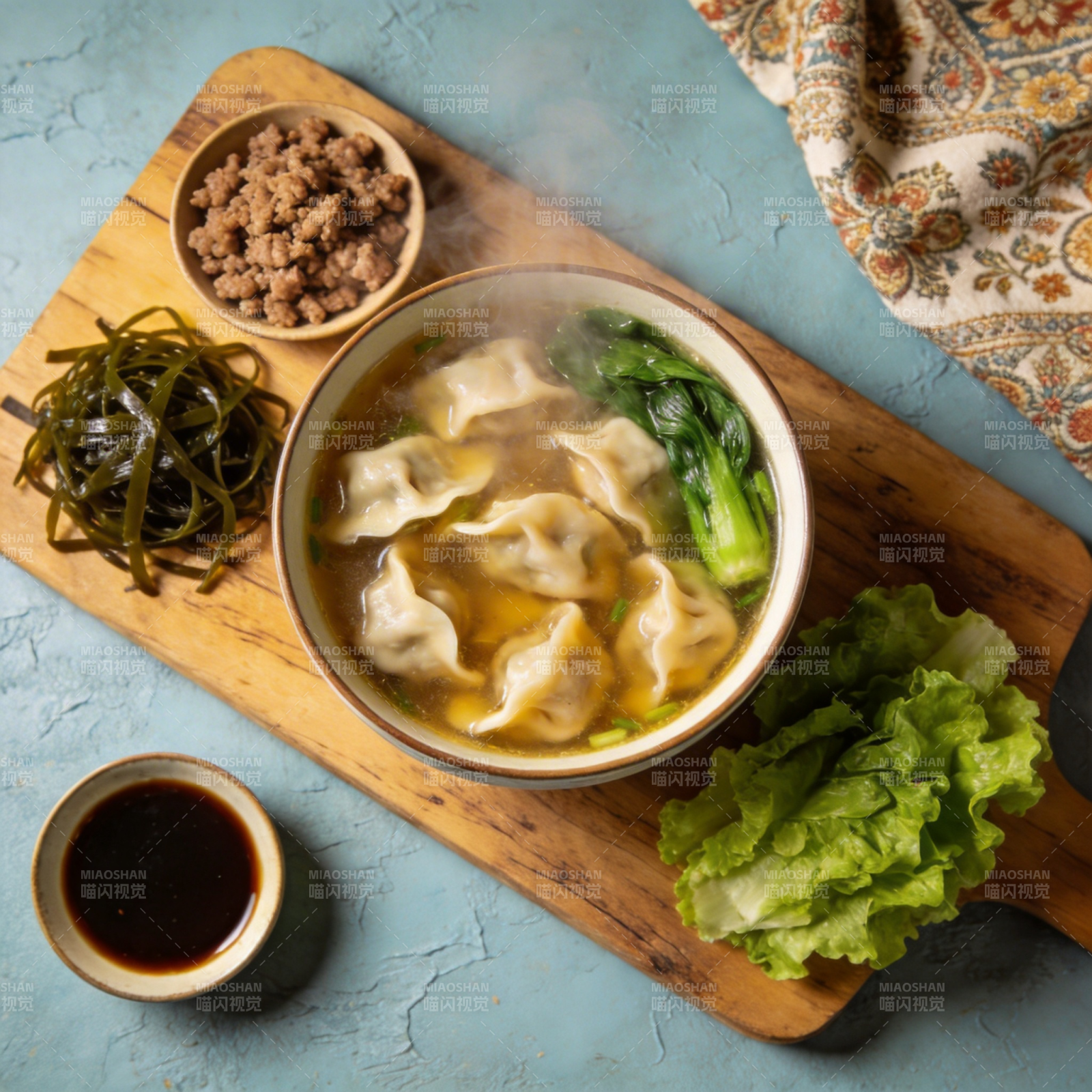 热腾腾的馄饨汤图片