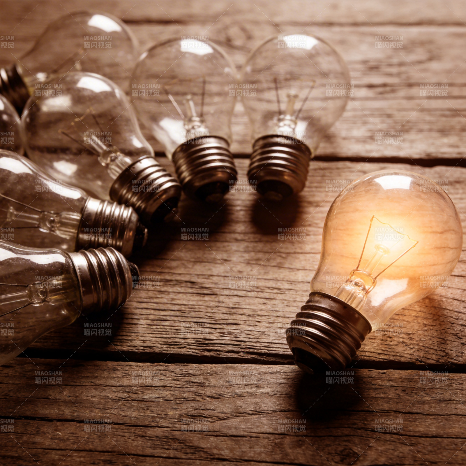 灯泡点亮创意图片