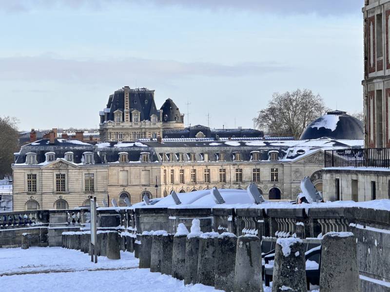 雪中的法国布卢瓦城堡图片