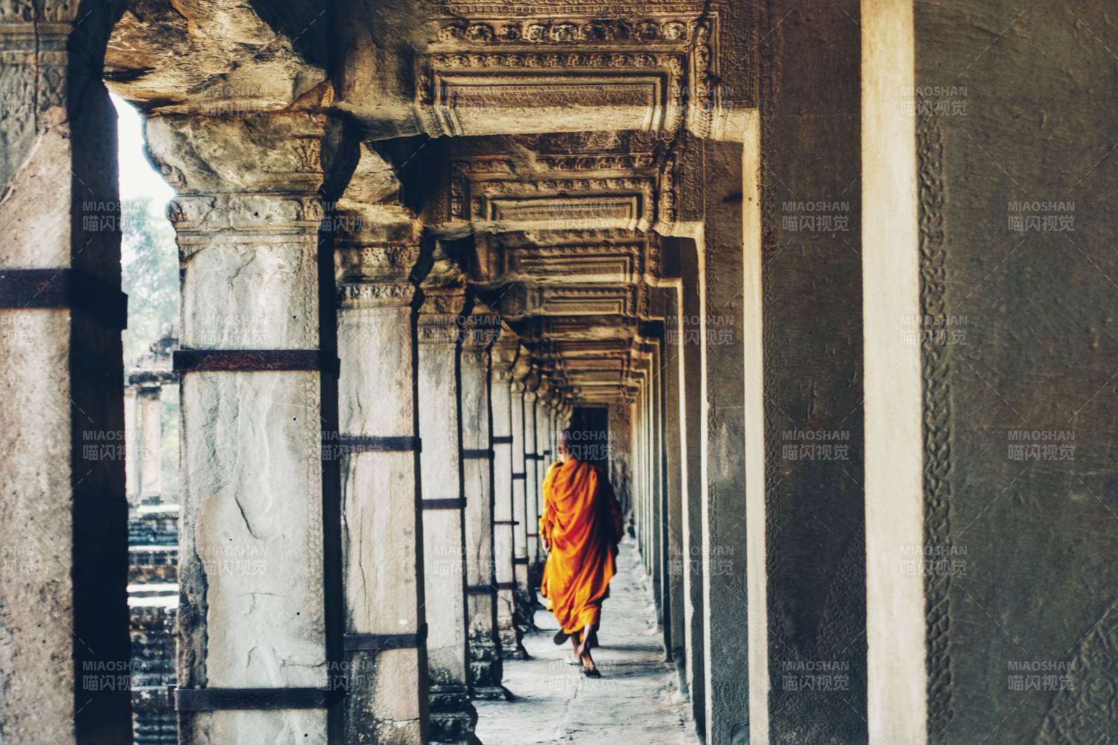 吴哥廊下僧影图片