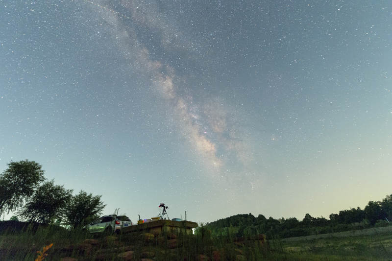 夏夜的郊外银河图片