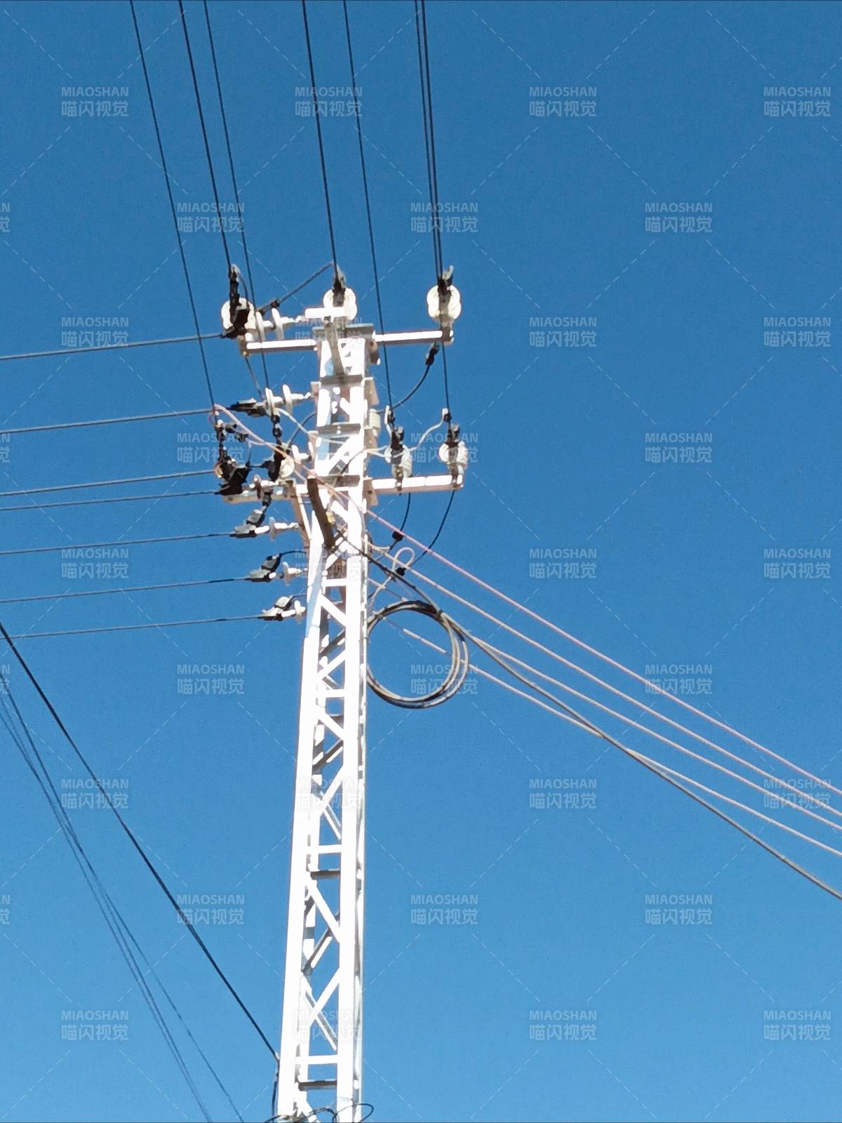 蓝天下的电线杆图片