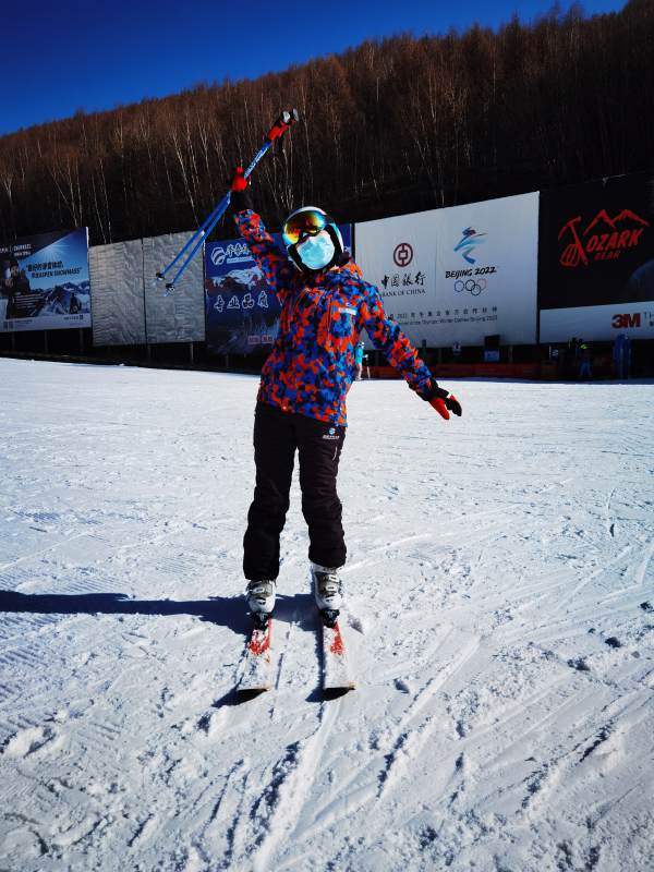 滑雪者雪地欢笑图片